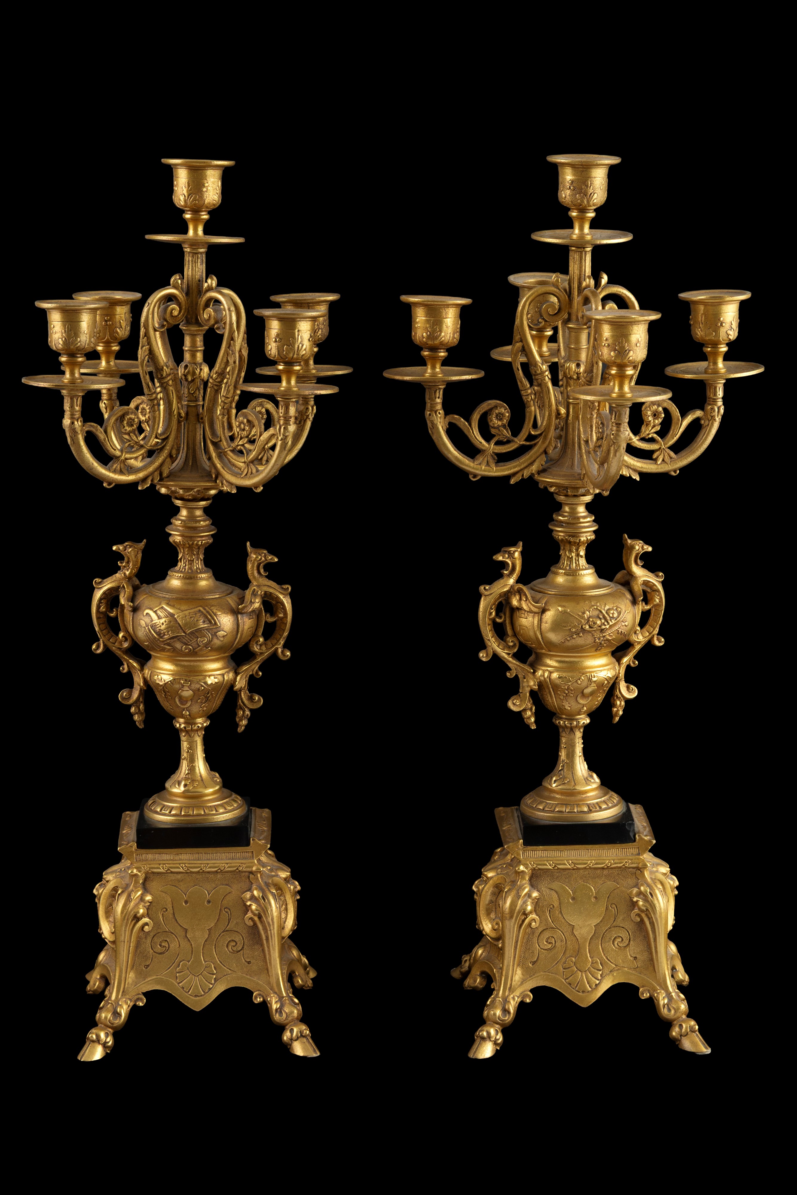 Coppia di candelabri a cinque fiamme, bronzo dorato e marmo nero (Belgio), XX secolo