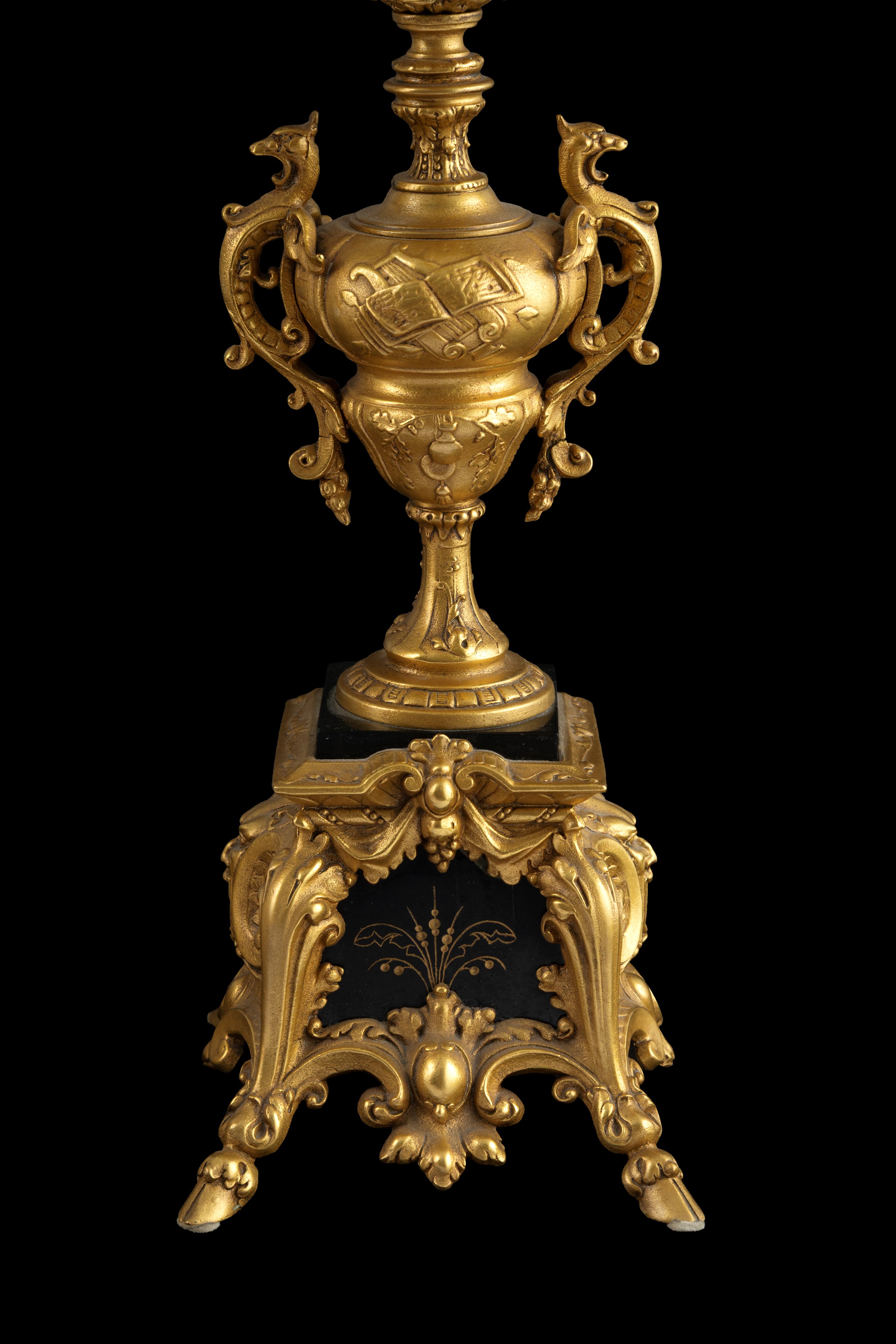 Coppia di candelabri a cinque fiamme, bronzo dorato e marmo nero (Belgio), XX secolo