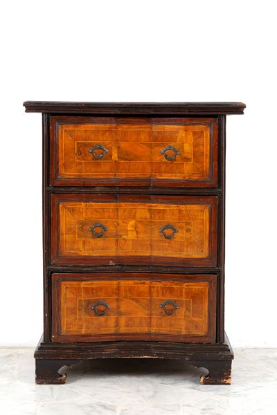 Commode a tre cassetti, lastronata in legni vari