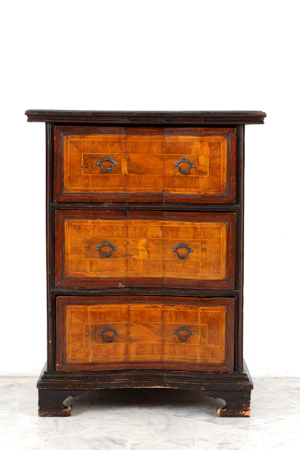 Small three-drawer chest of drawers