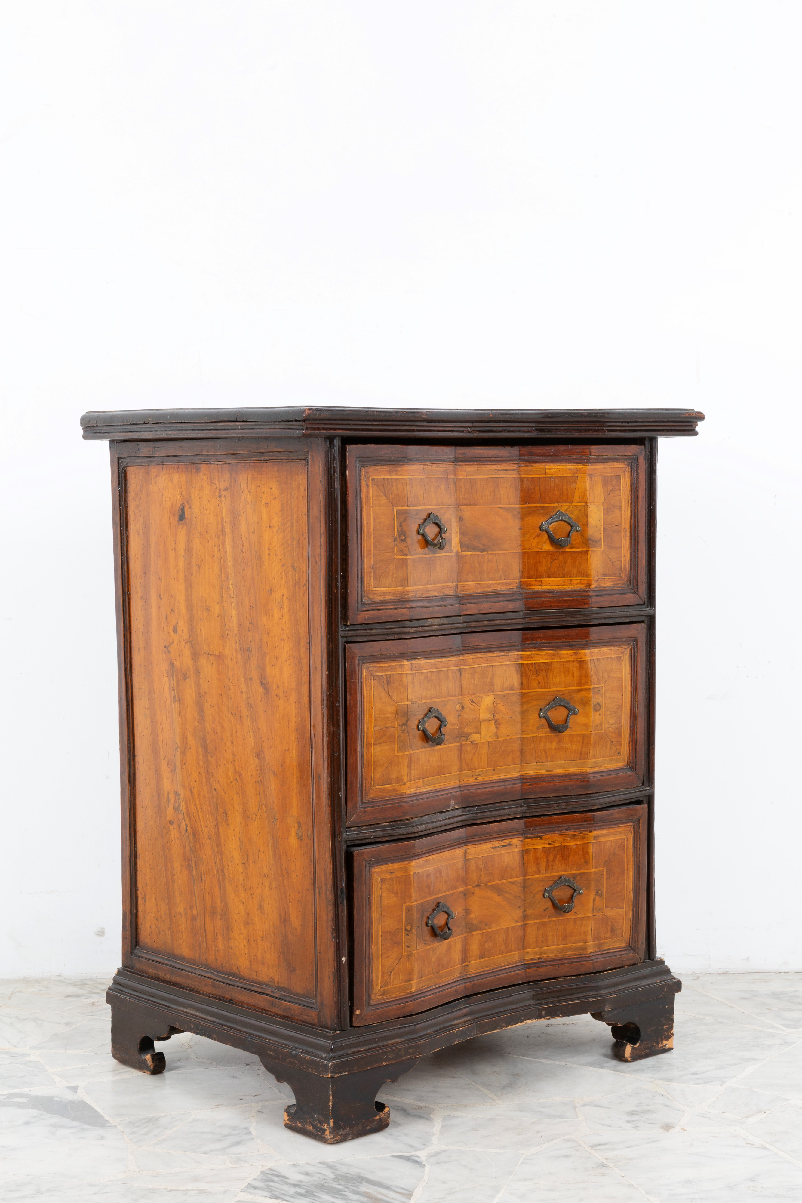 Commode a tre cassetti, lastronata in legni vari
