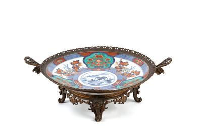 Alzatina giapponese in porcellana Imari con struttura in bronzo dorato