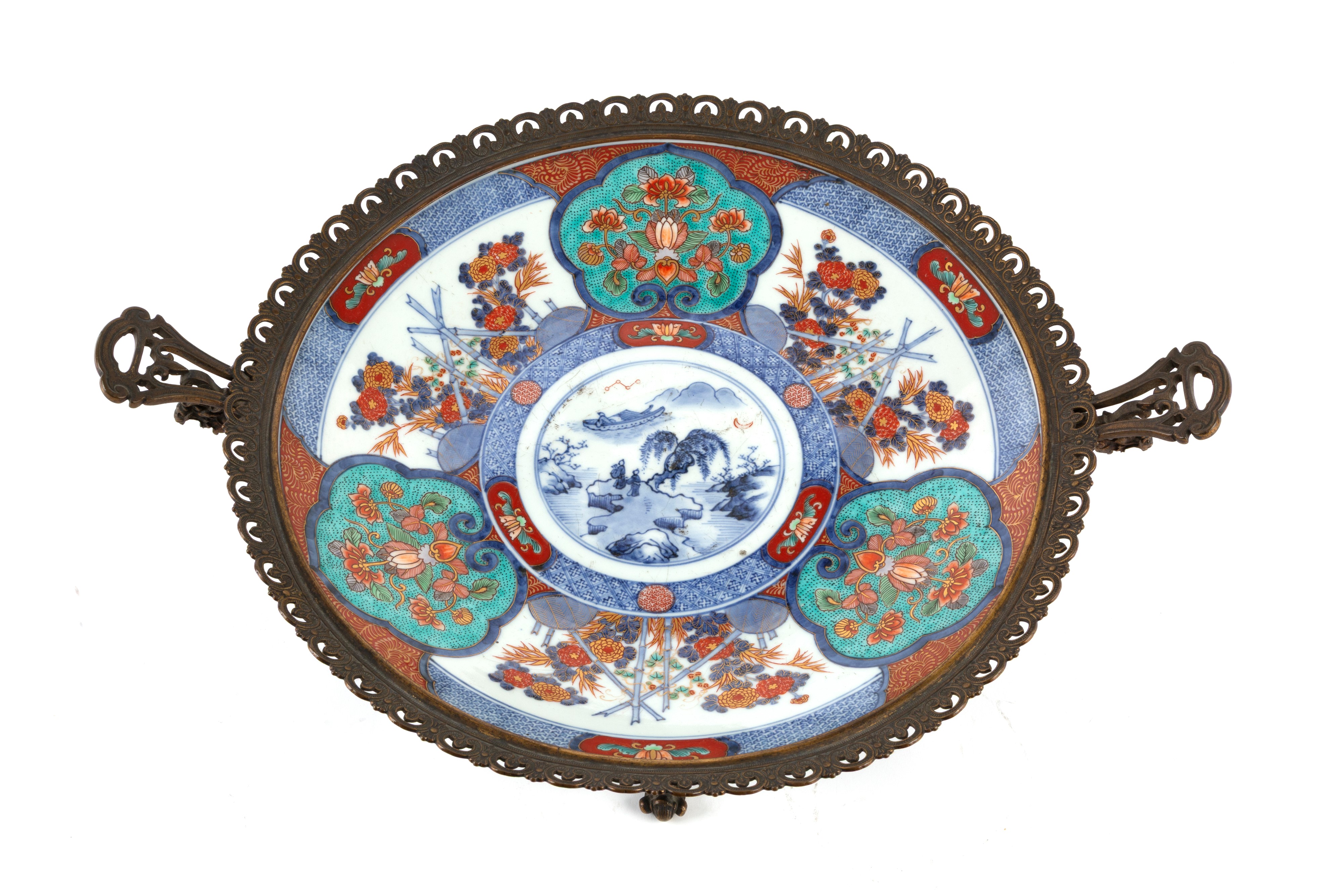 Alzatina giapponese in porcellana Imari con struttura in bronzo dorato