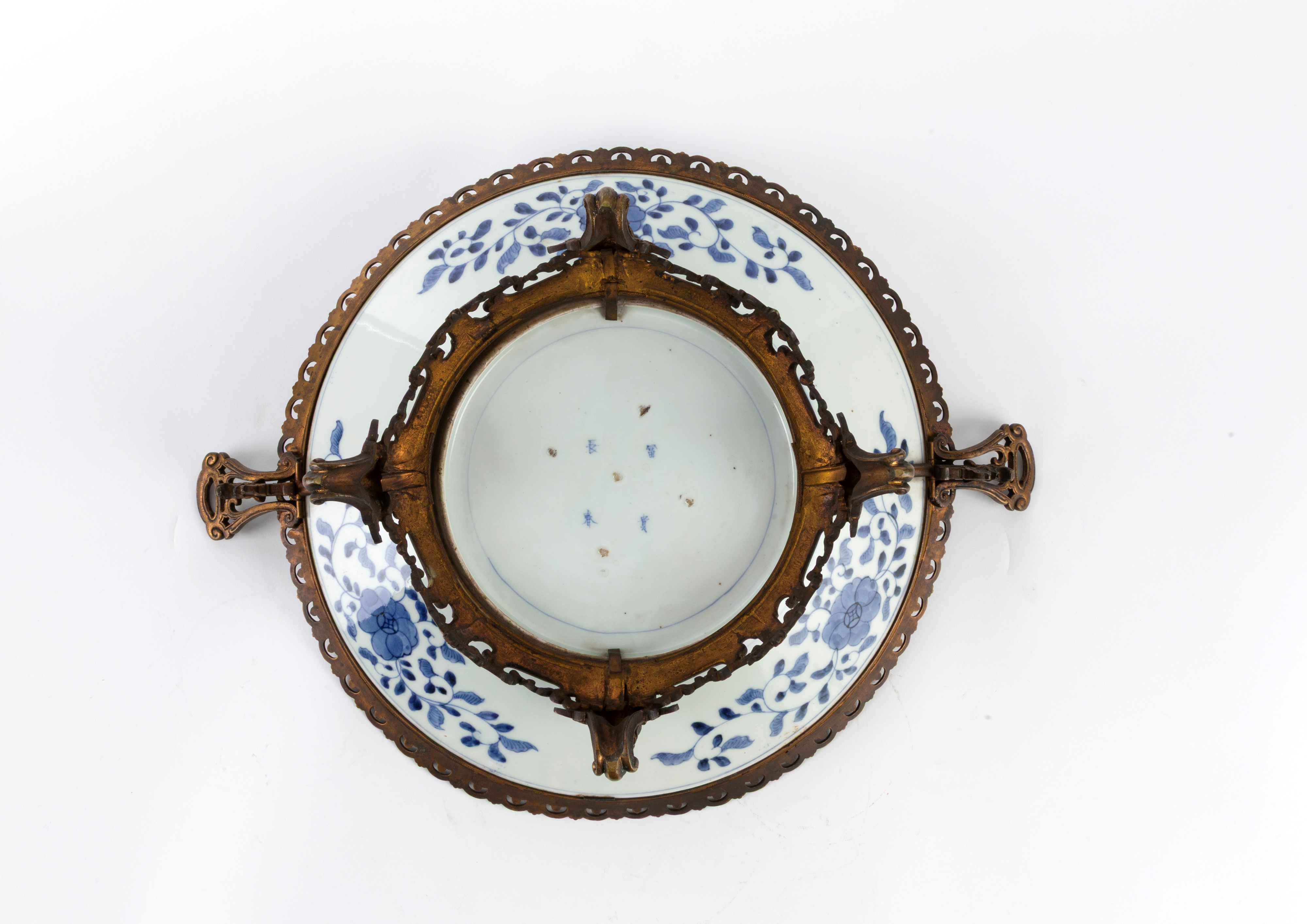 Alzatina giapponese in porcellana Imari con struttura in bronzo dorato