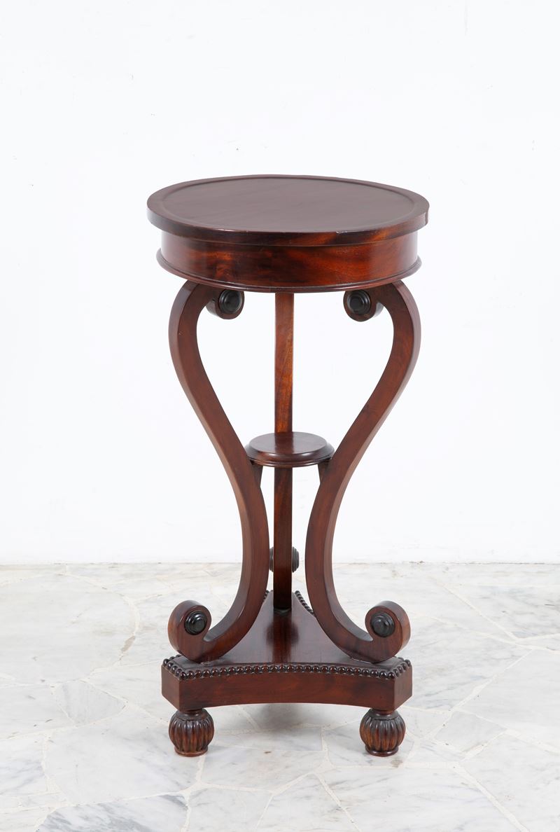Tavolino a base tripode, legno di mogano, piano rotondo (XIX secolo)