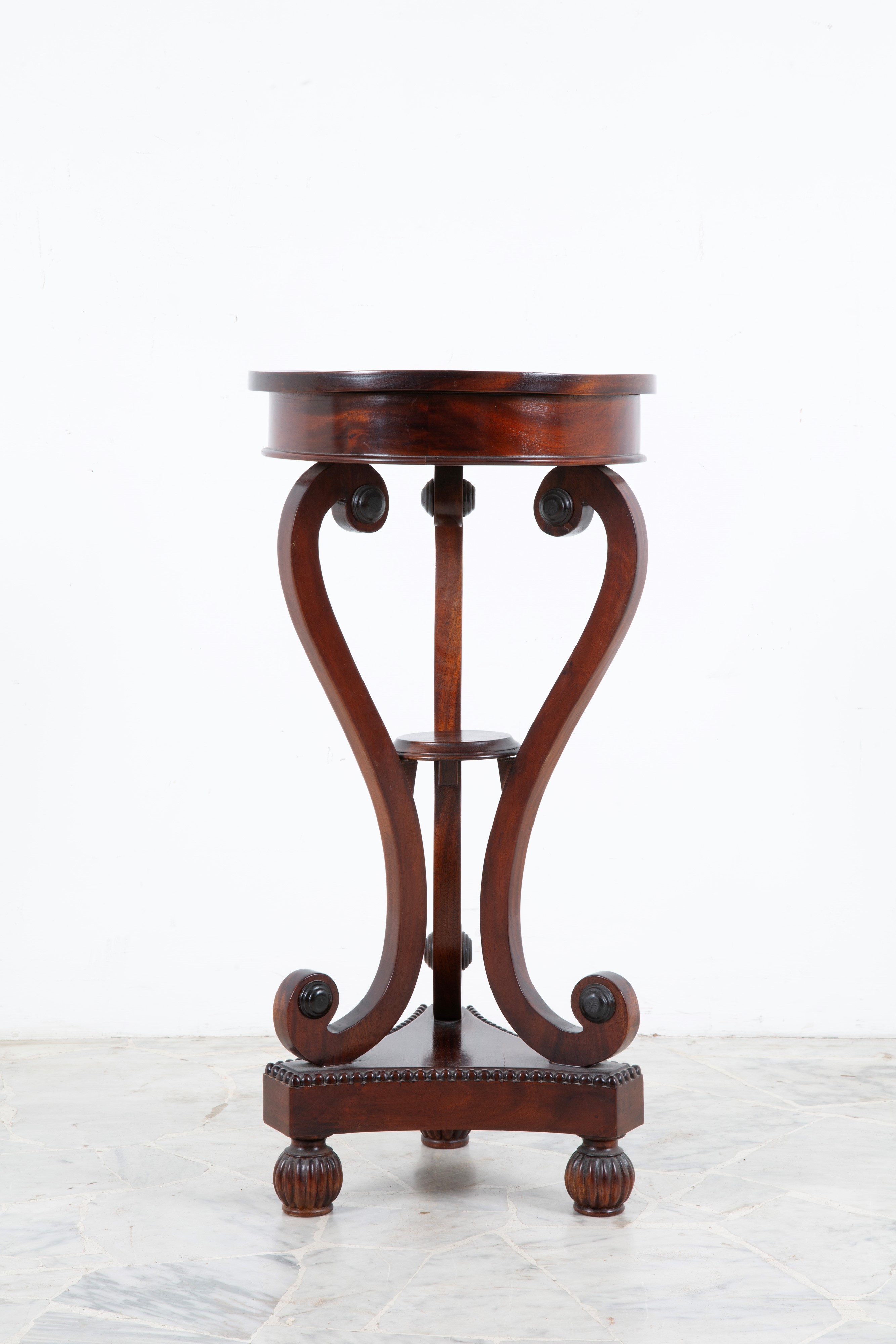 Tavolino a base tripode, legno di mogano, piano rotondo (XIX secolo)
