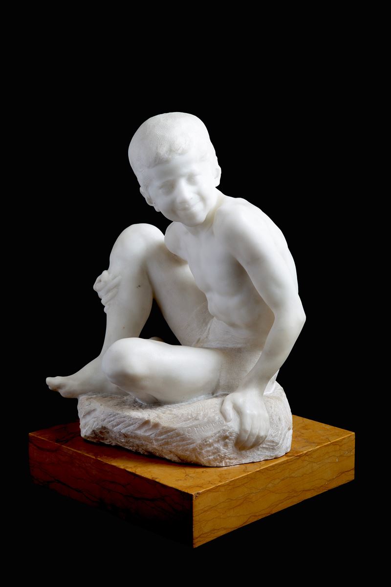 Giovanni Mayer - Fanciullo seduto, scultura in marmo bianco di Carrara con supporto in marmo gial...