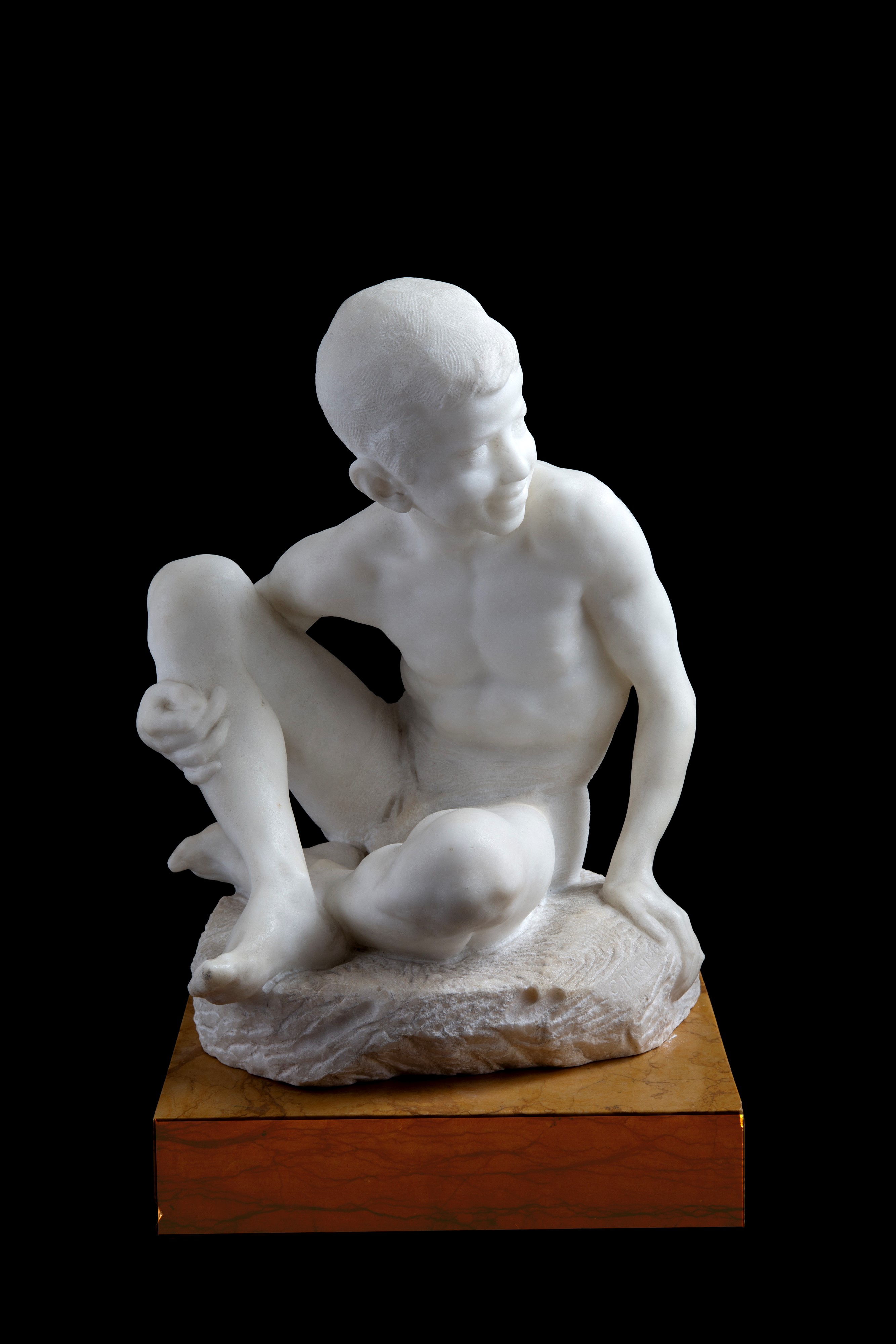 Giovanni Mayer - Fanciullo seduto, scultura in marmo bianco di Carrara con supporto in marmo gial...