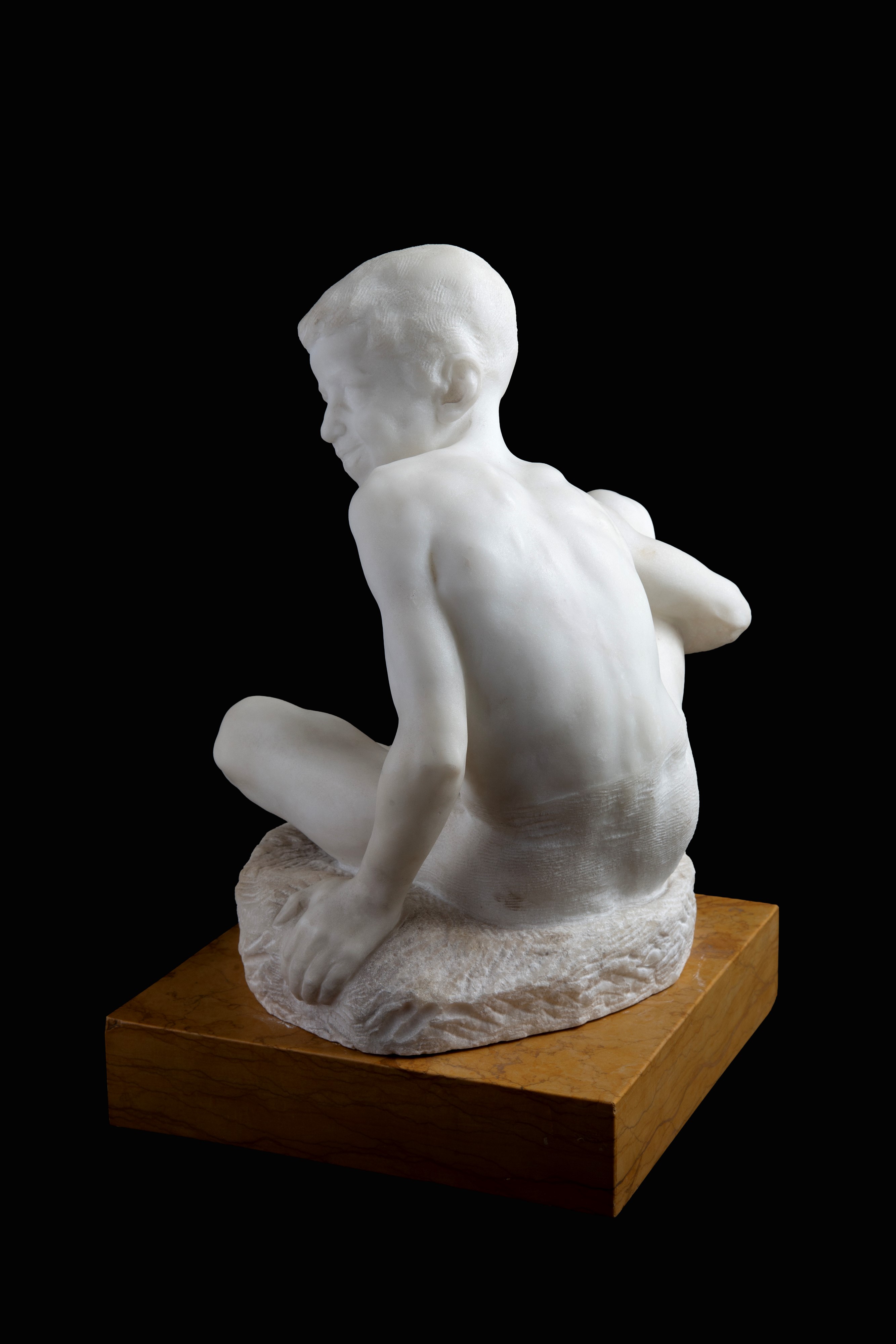 Giovanni Mayer - Fanciullo seduto, scultura in marmo bianco di Carrara con supporto in marmo gial...