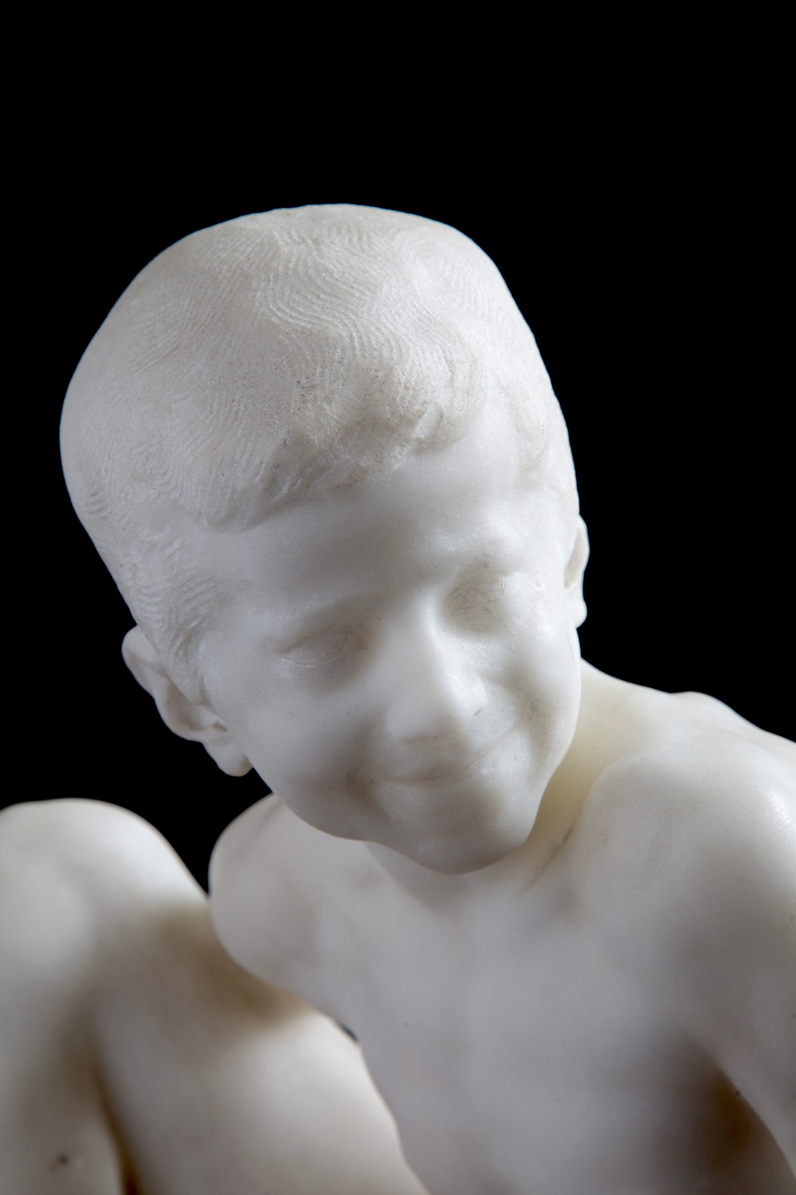 Giovanni Mayer - Fanciullo seduto, scultura in marmo bianco di Carrara con supporto in marmo gial...