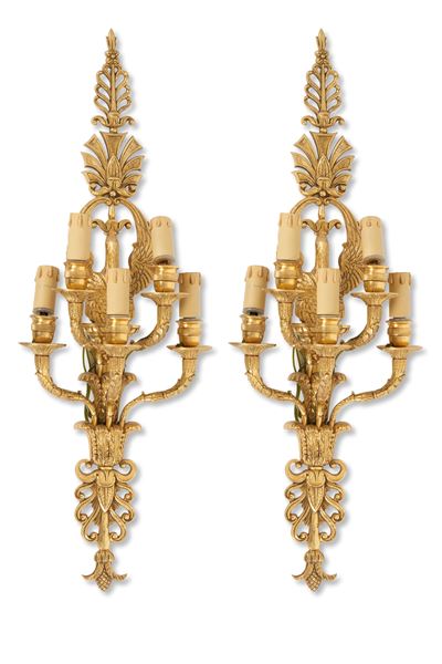 Coppia di applique, cinque luci, bronzo dorato, XX secolo
