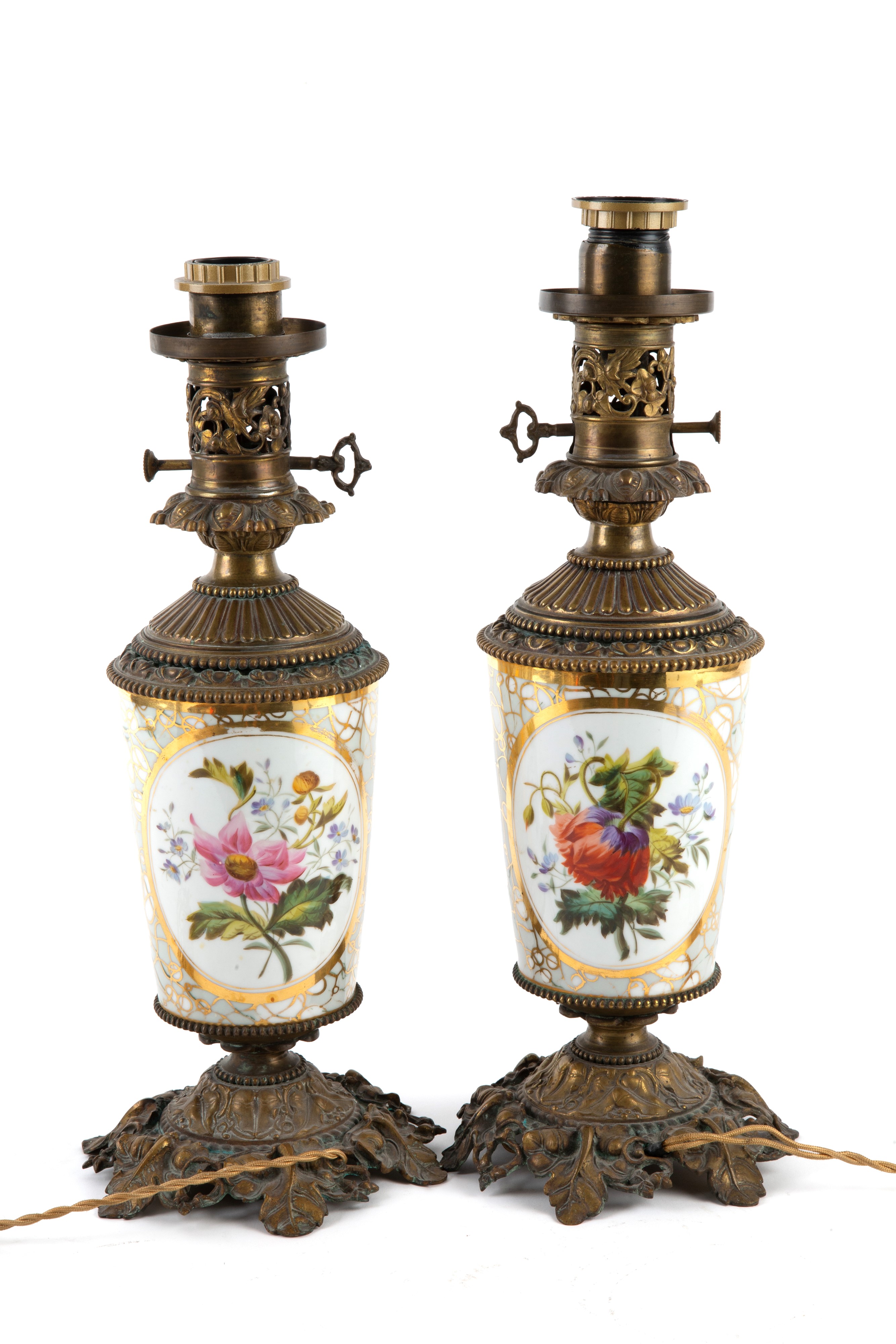 Coppia di lampade a petrolio, antimonio e porcellana,  XIX secolo