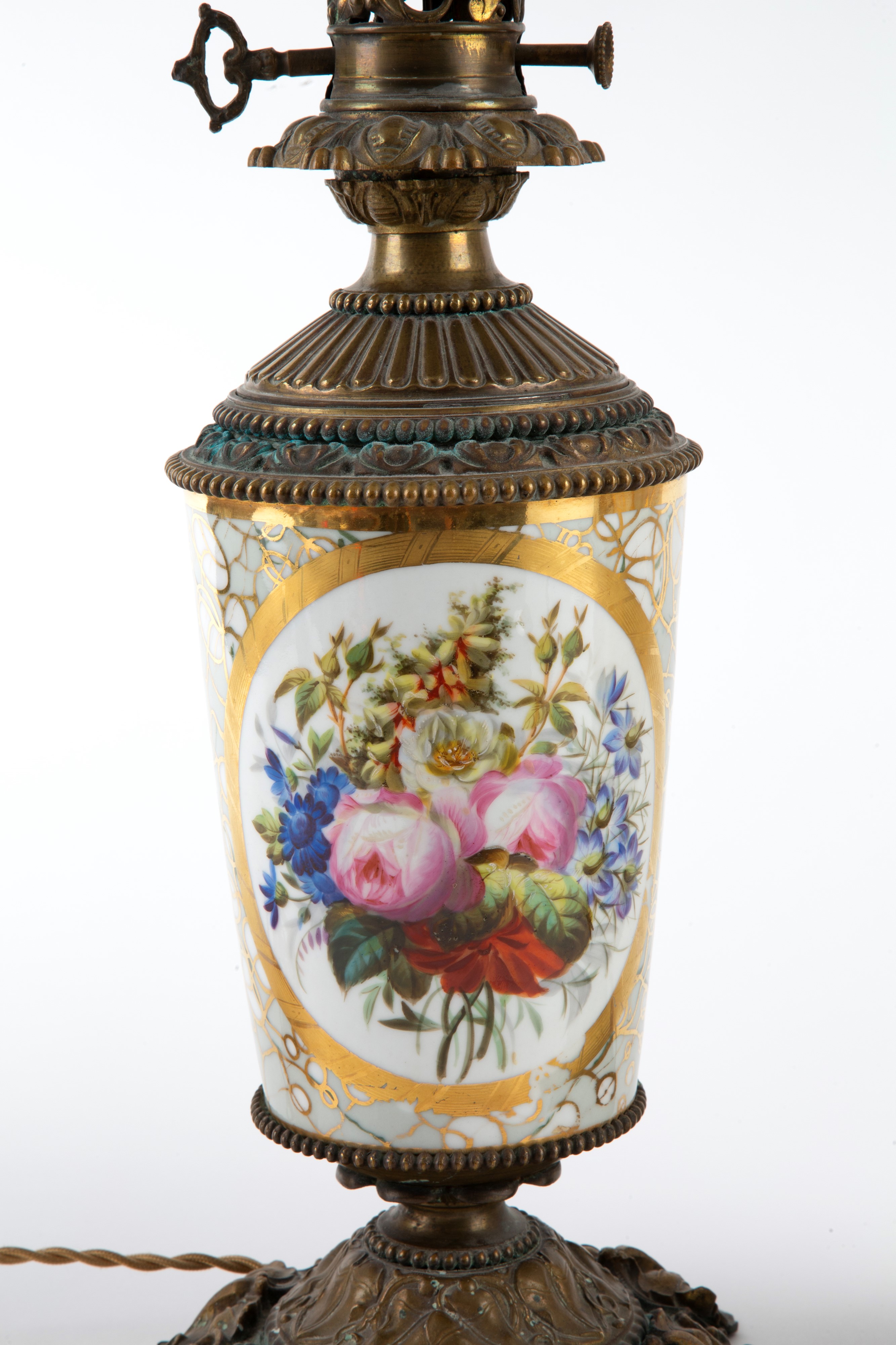 Coppia di lampade a petrolio, antimonio e porcellana,  XIX secolo
