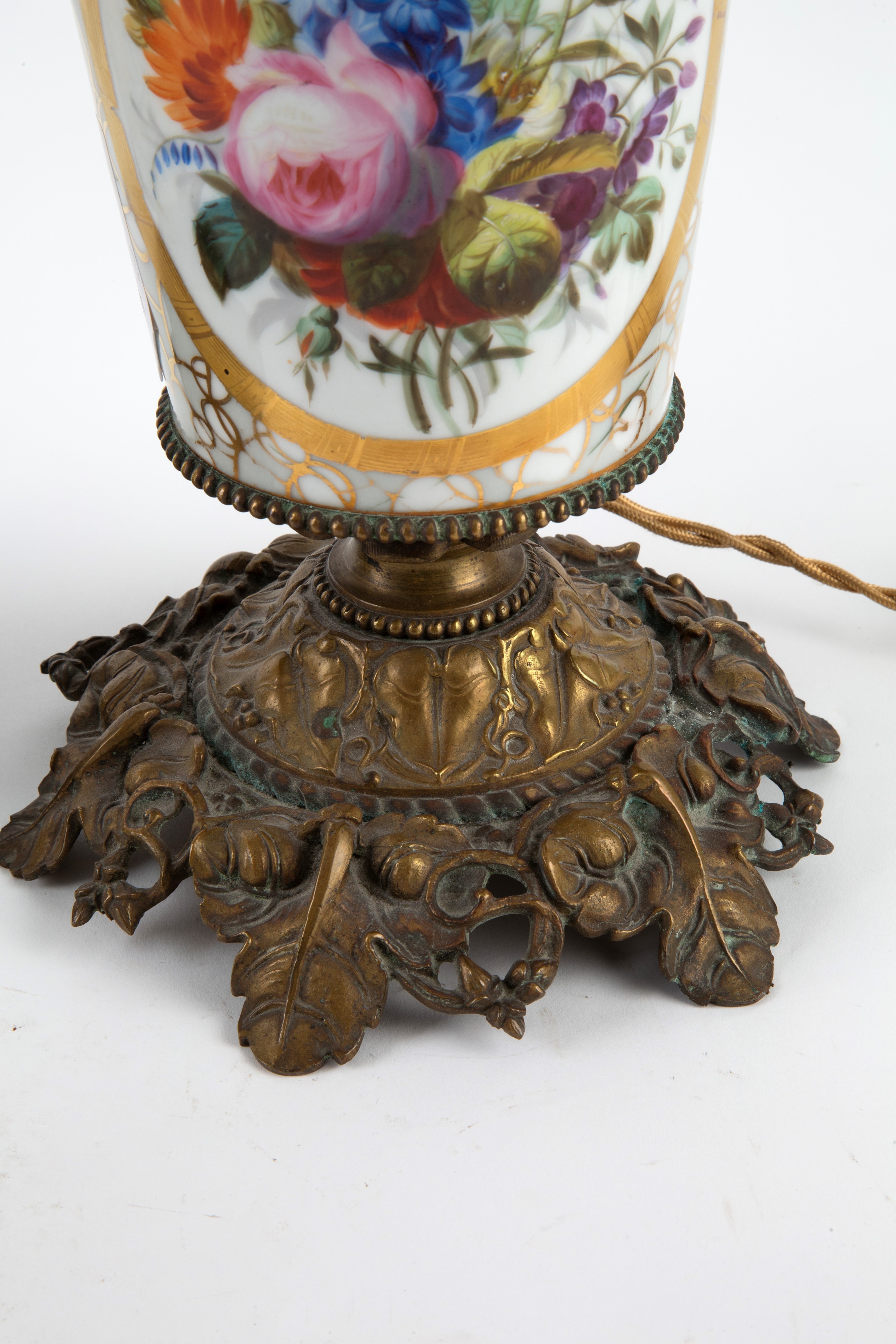 Coppia di lampade a petrolio, antimonio e porcellana,  XIX secolo