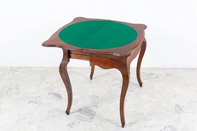 XIX secolo, Tavolino da gioco con piano intarsiato e gambe mosse
