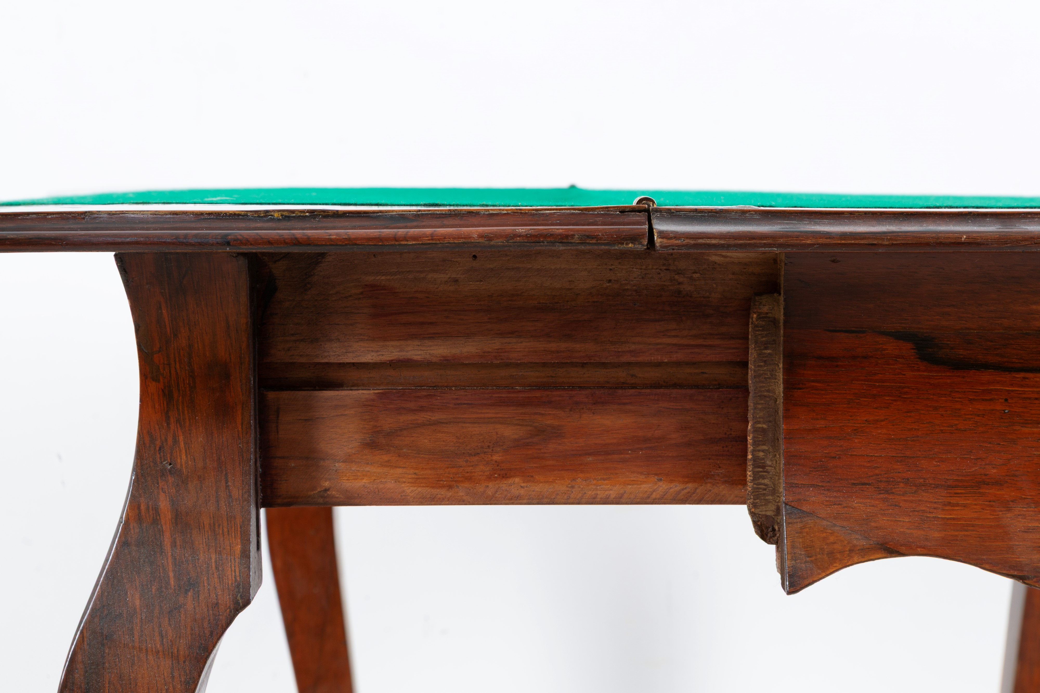 XIX secolo, Tavolino da gioco con piano intarsiato e gambe mosse