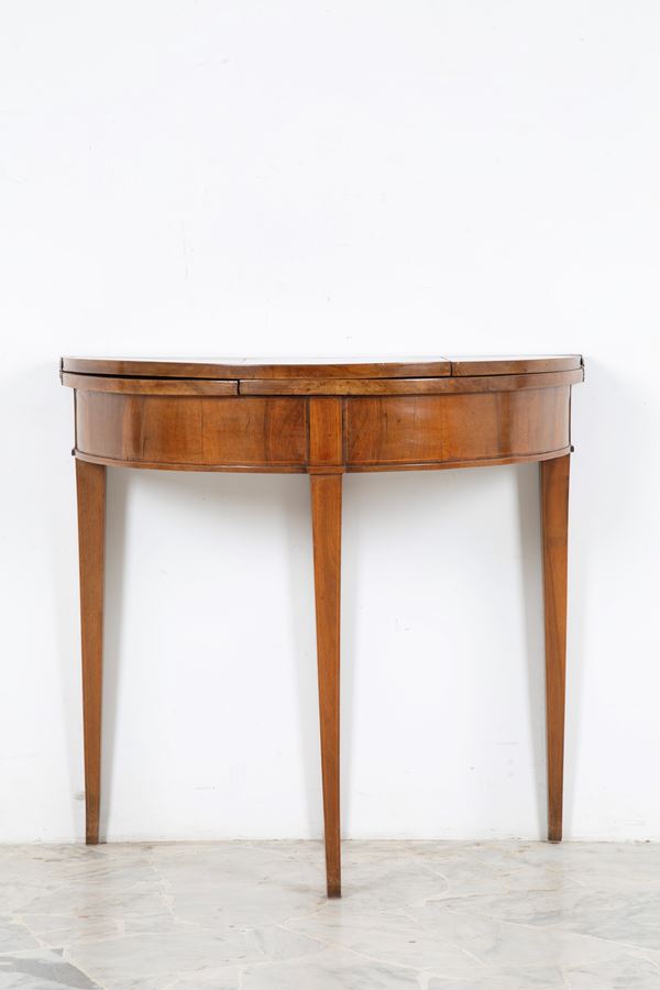 Opening half-moon table