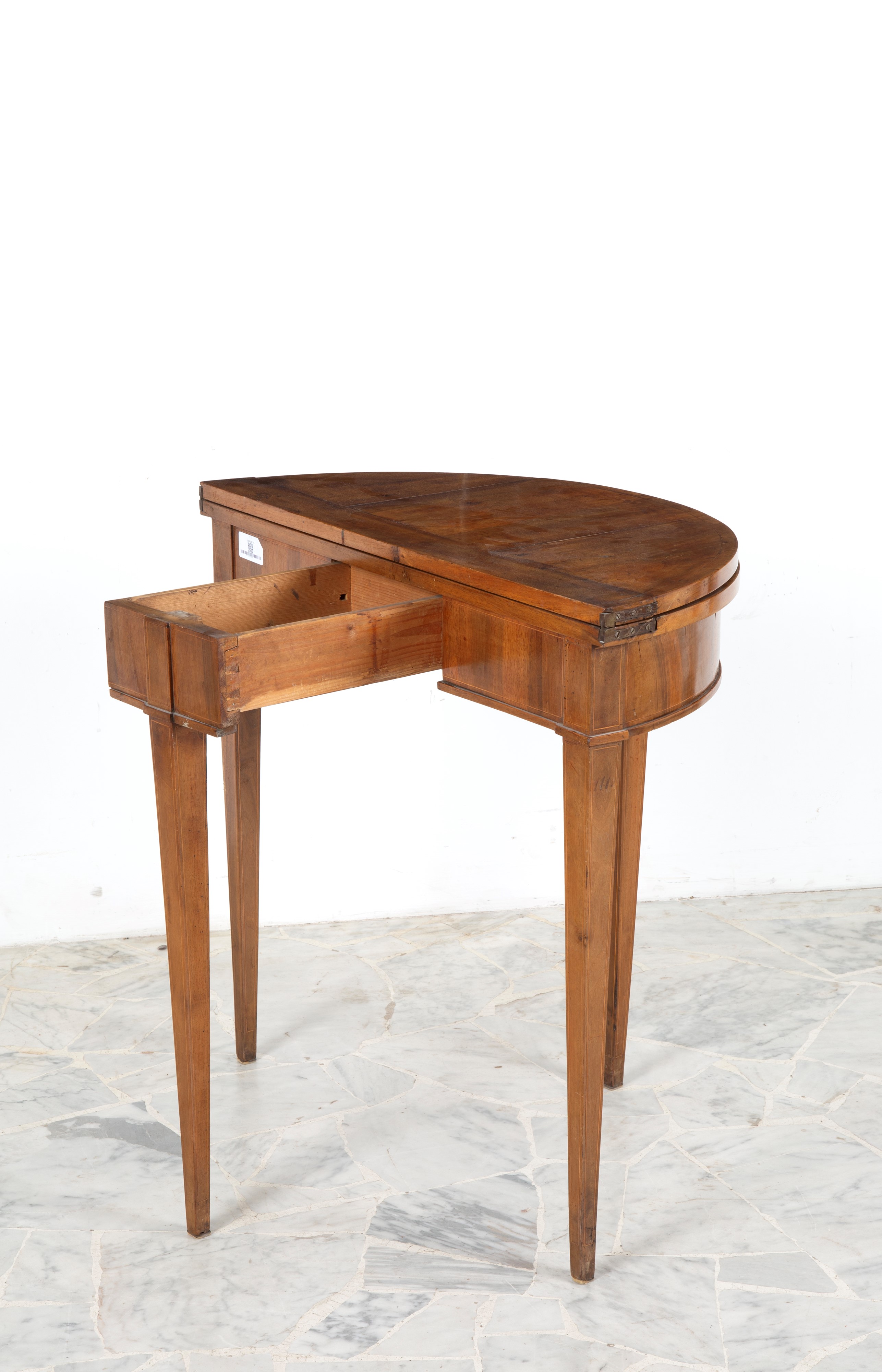 Tavolo a mezzaluna apribile in legno di noce, gambe rastremate (inizi XIX secolo)