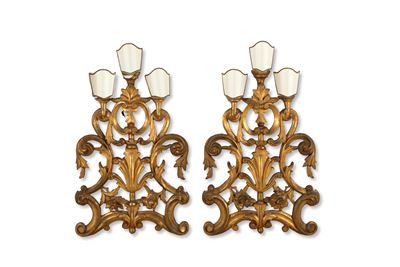 Coppia di applique a tre luci, legno intagliato, traforato e dorato (XVIII secolo)