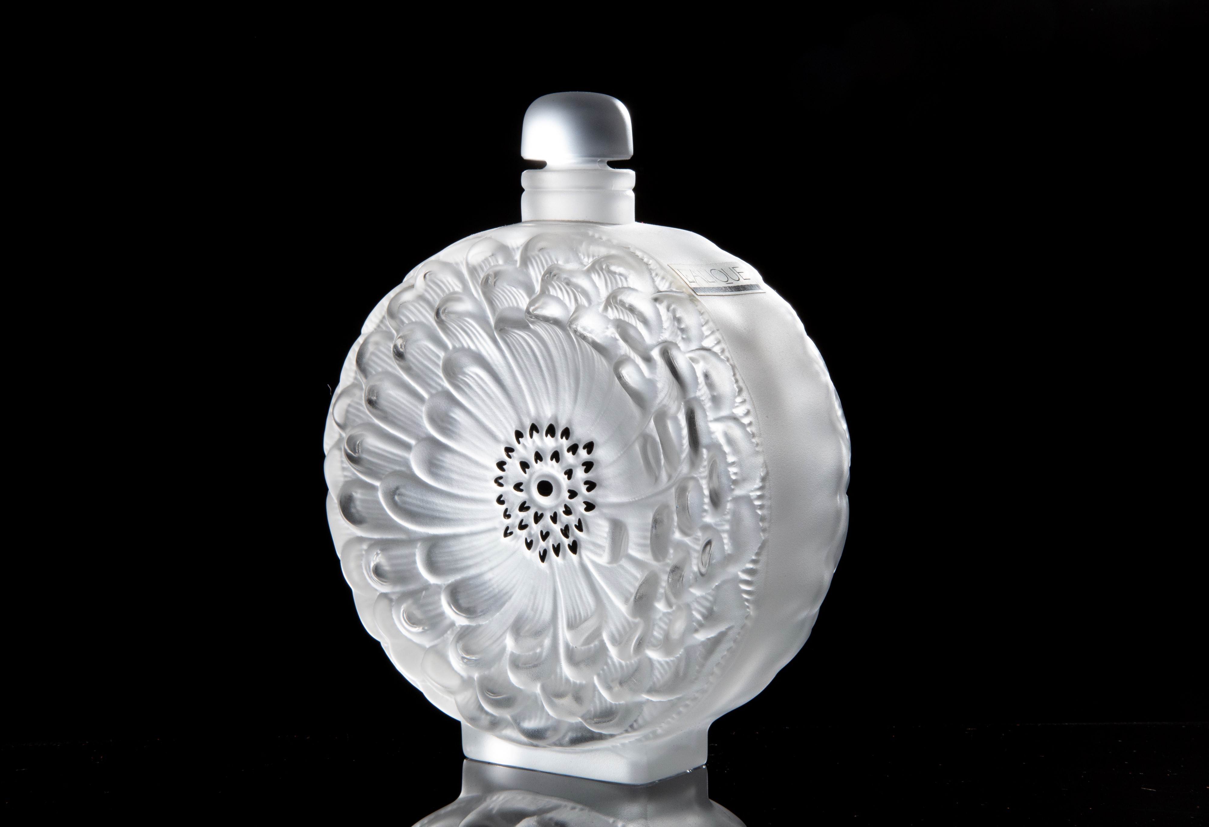 Lalique, Grande portaprofumo “Dahlia” in cristallo decorato