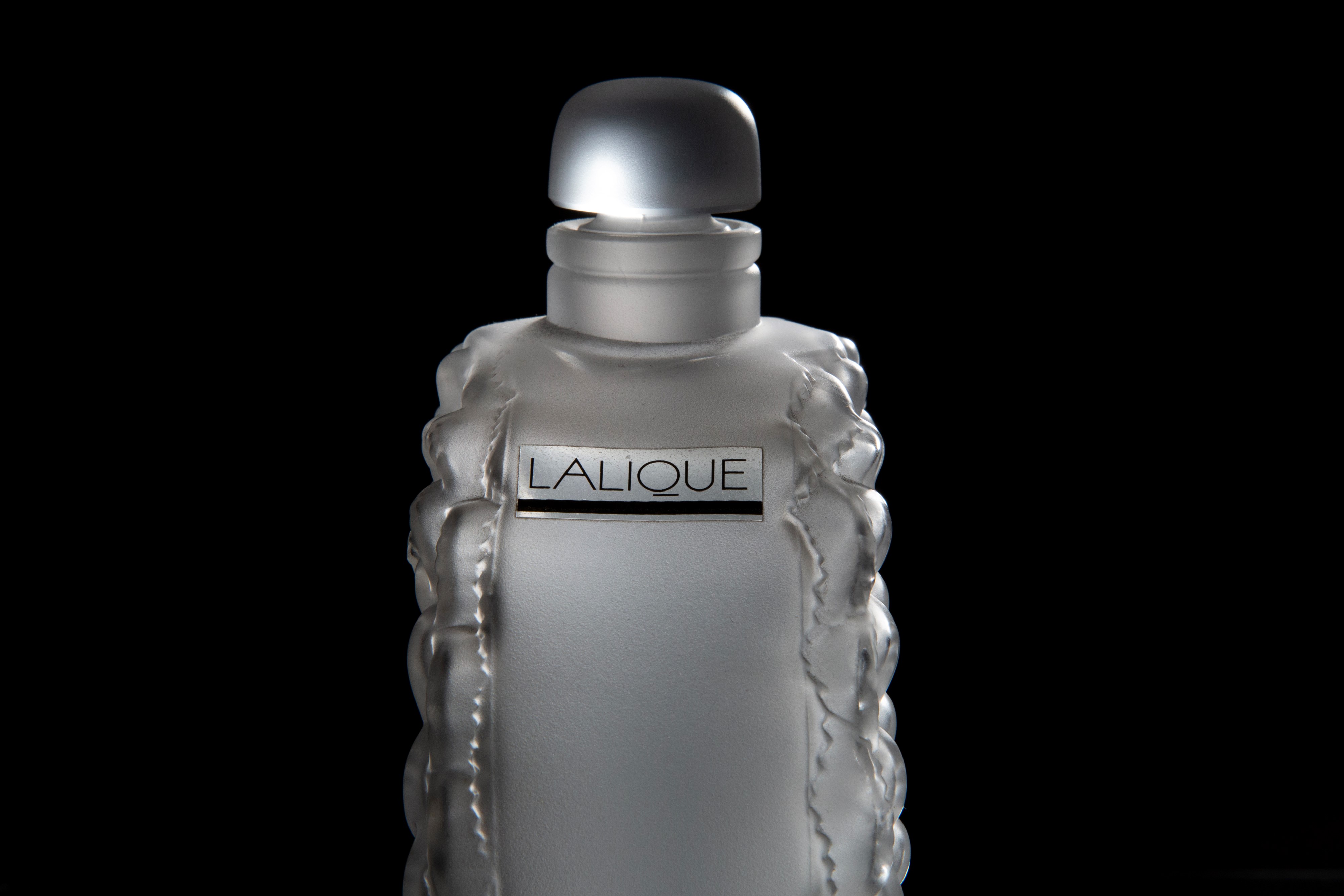 Lalique, Grande portaprofumo “Dahlia” in cristallo decorato