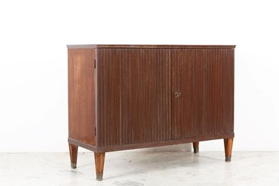 Credenza con due ante scanalate, gambe piramidali e puntali in ottone