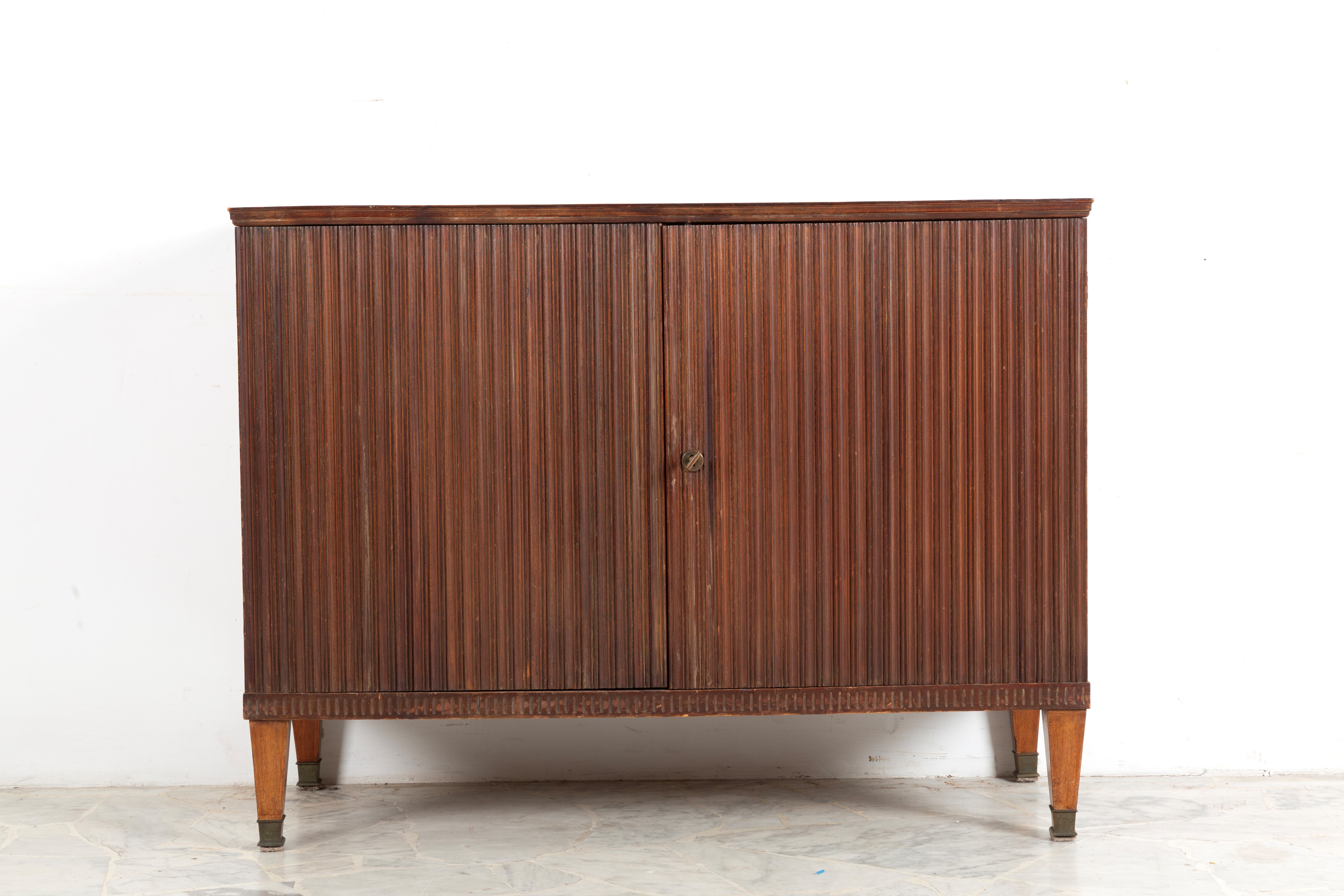 Credenza con due ante scanalate, gambe piramidali e puntali in ottone