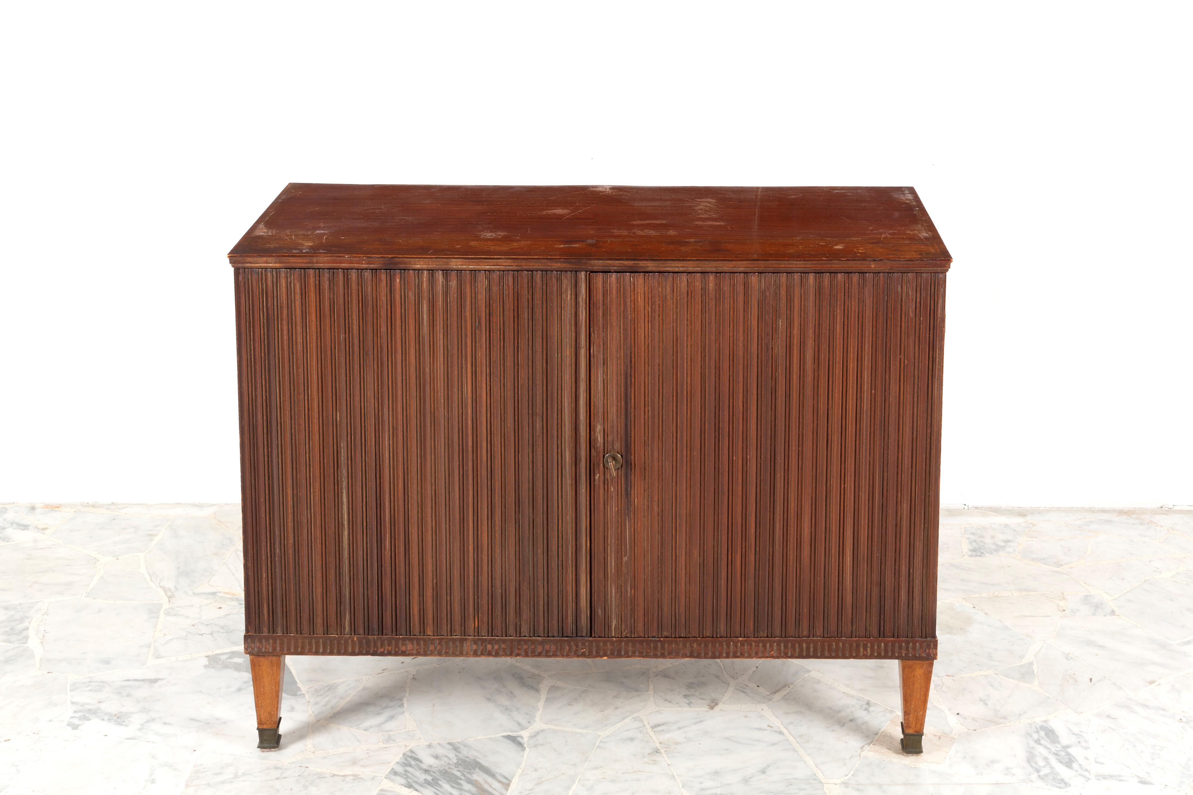 Credenza con due ante scanalate, gambe piramidali e puntali in ottone