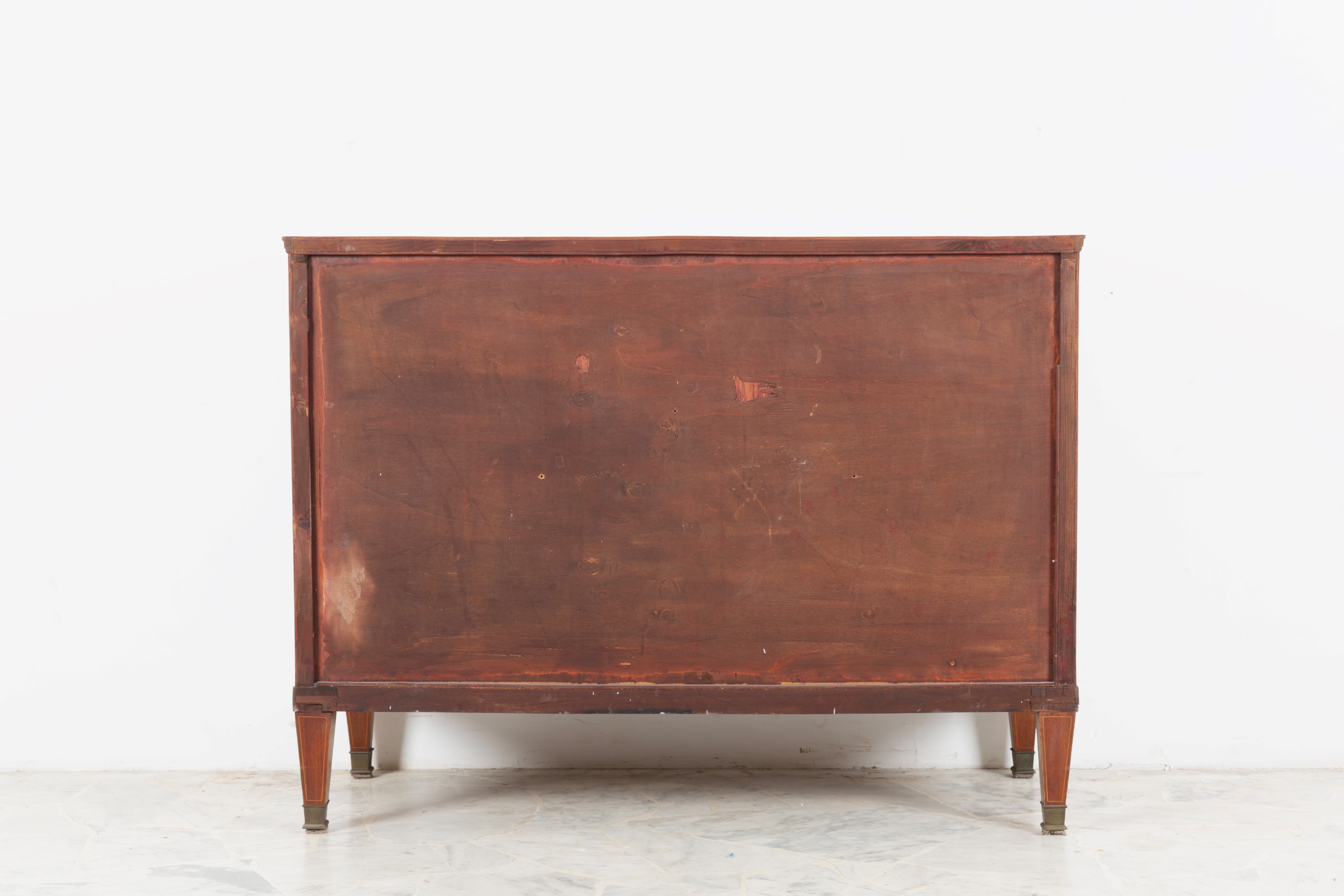 Credenza con due ante scanalate, gambe piramidali e puntali in ottone