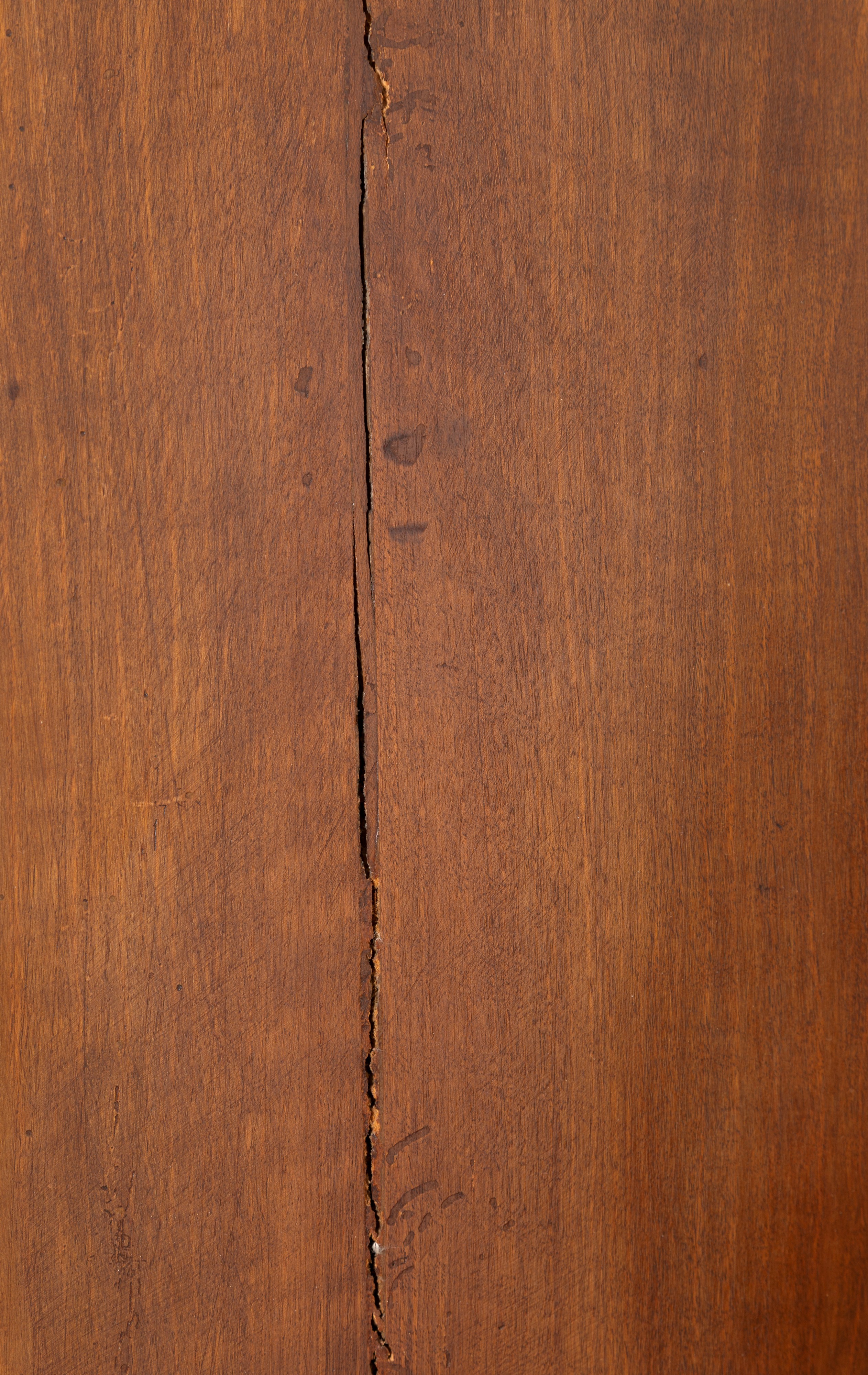 Credenza con due ante scanalate, gambe piramidali e puntali in ottone
