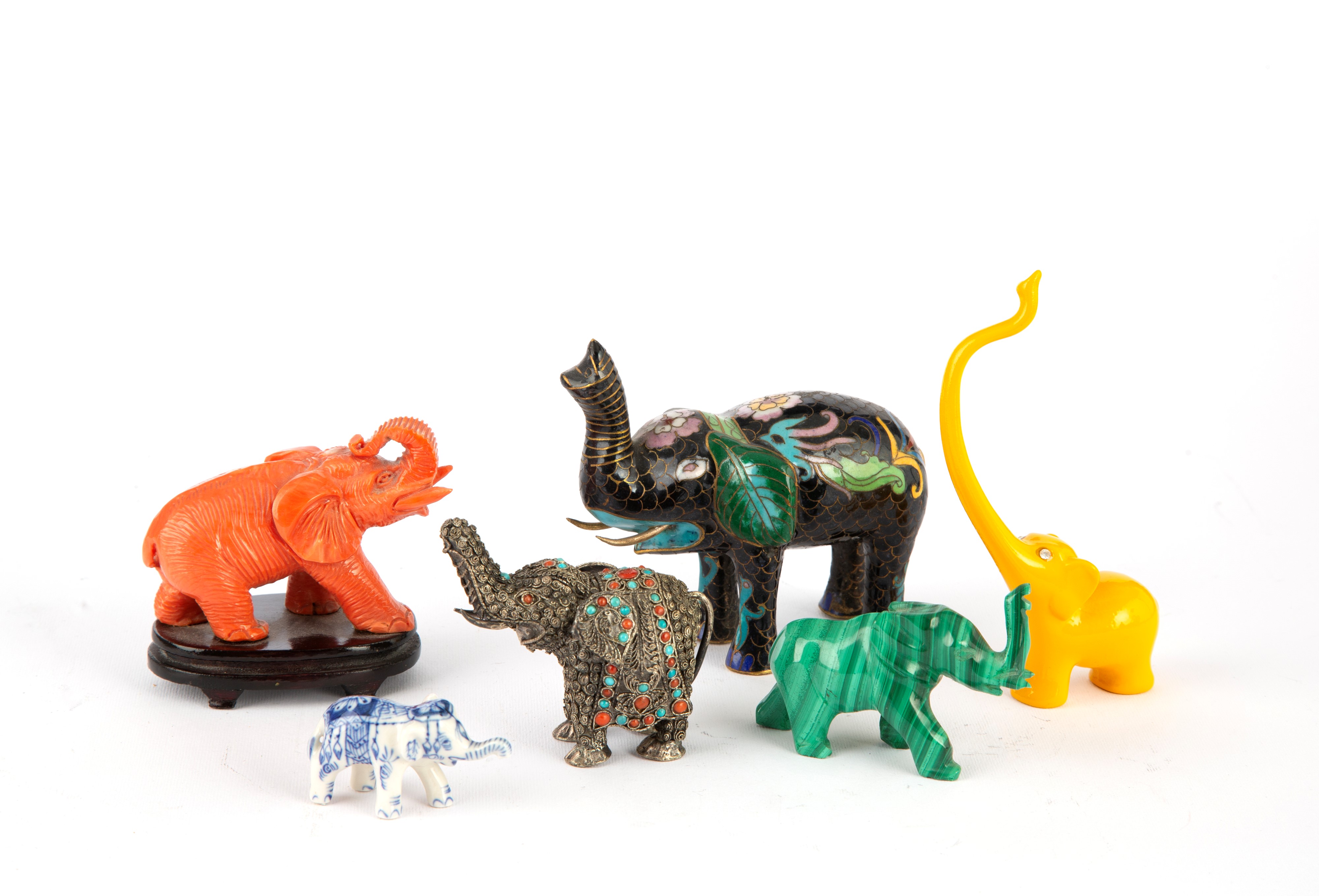 Elefantini in miniatura, lotto di cinquanta statuette in vari materiali