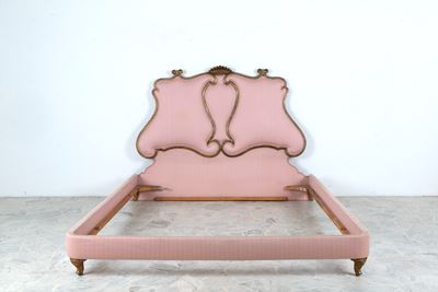Letto in legno dorato parzialmente rivestito in cotone rosa, XX secolo
