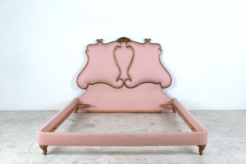 Letto in legno dorato parzialmente rivestito in cotone rosa, XX secolo