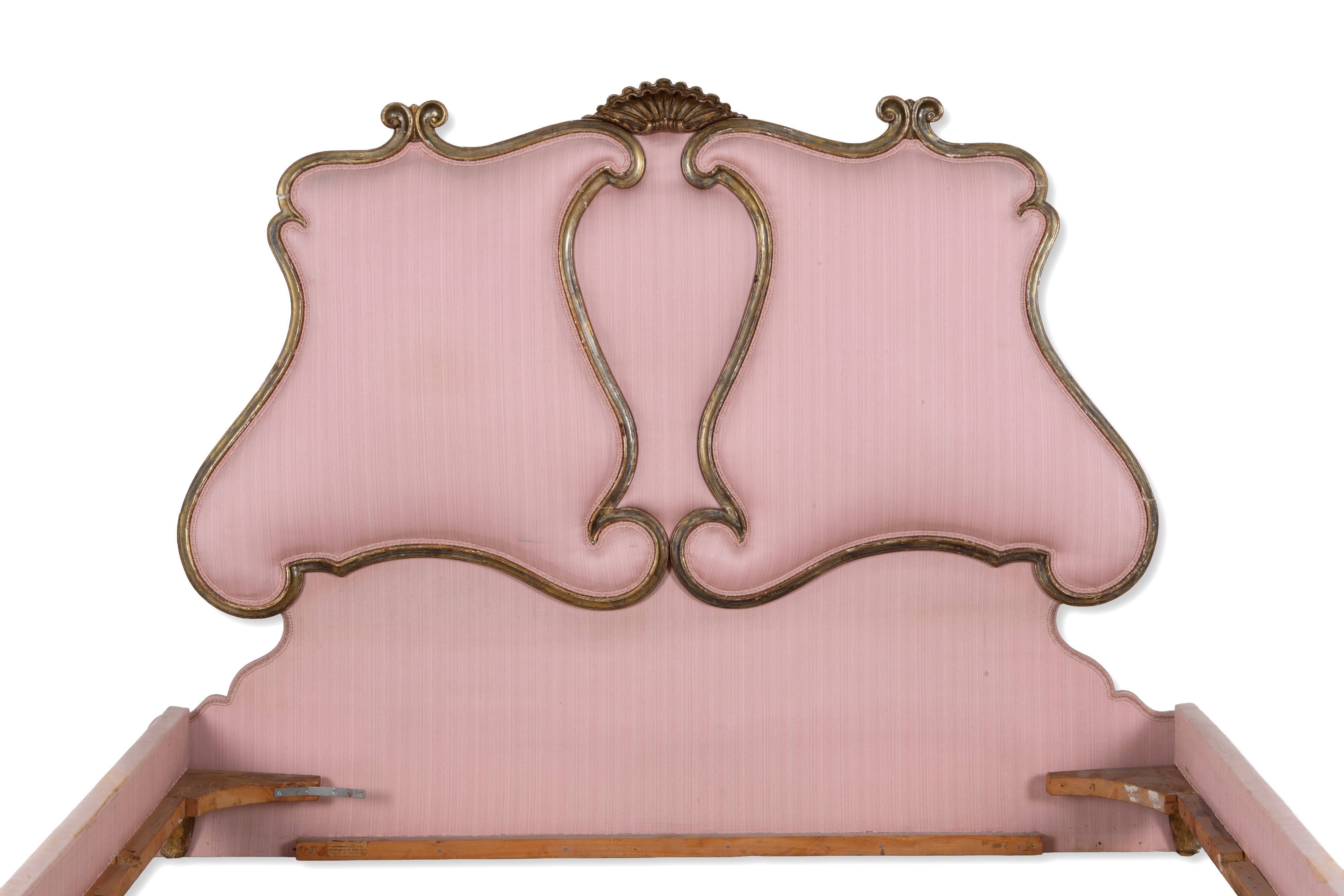 Letto in legno dorato parzialmente rivestito in cotone rosa, XX secolo