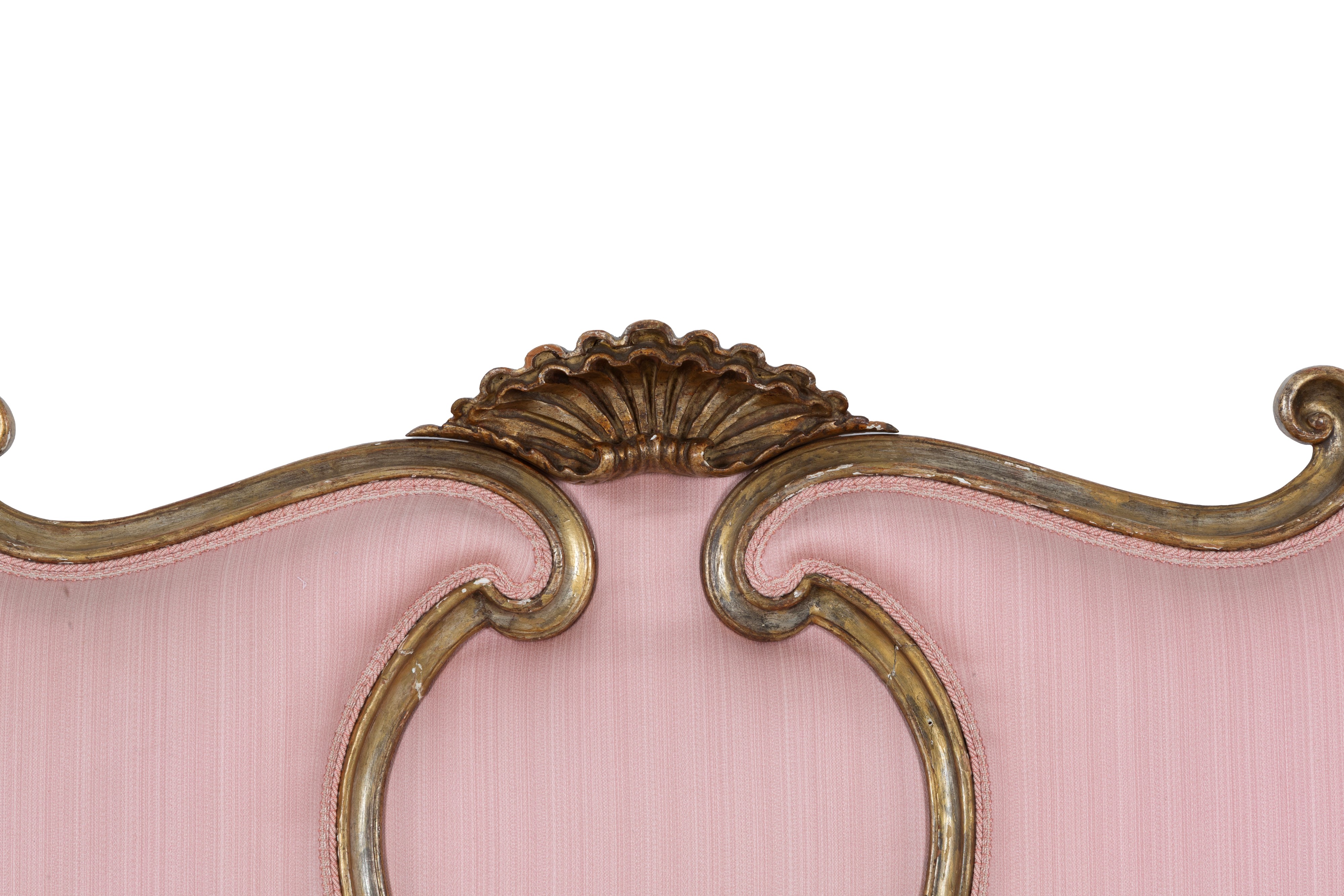 Letto in legno dorato parzialmente rivestito in cotone rosa, XX secolo