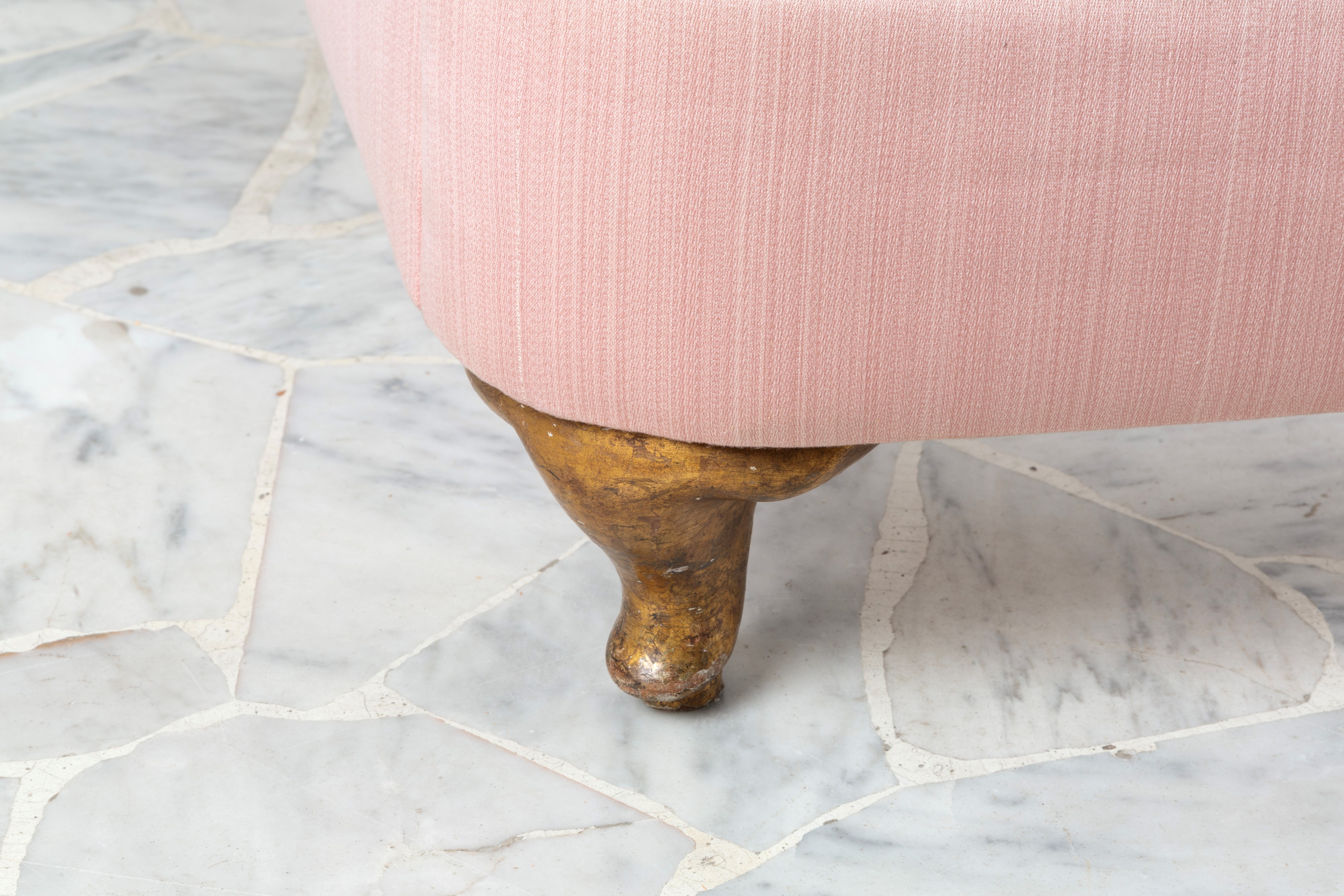 Letto in legno dorato parzialmente rivestito in cotone rosa, XX secolo