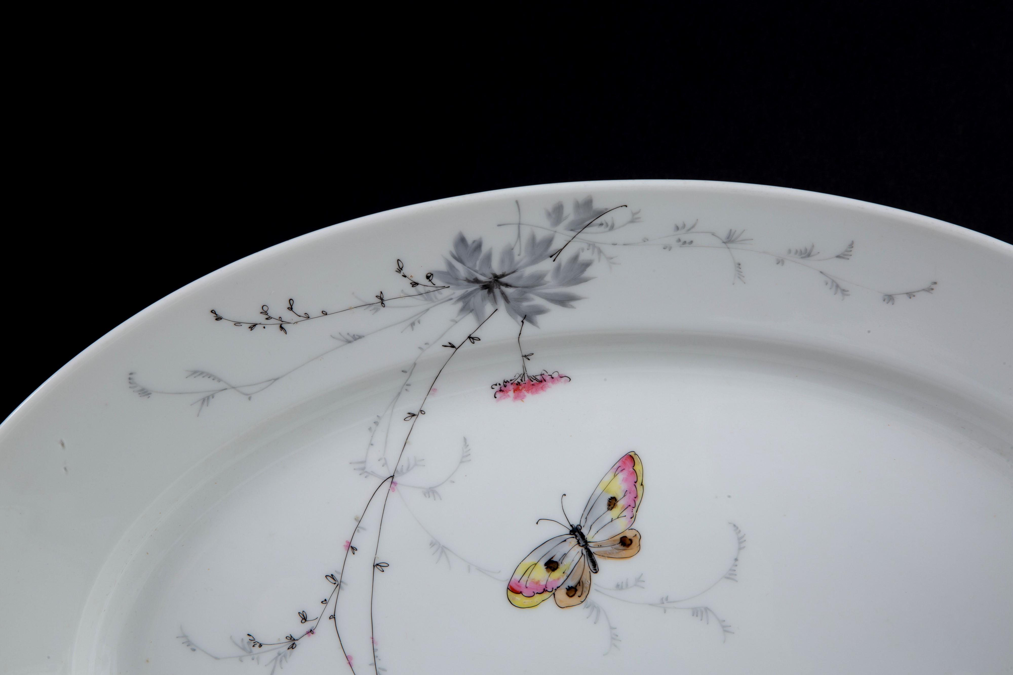 Ginori, Servizio da tavola in porcellana bianca decorata con motivi floreali e farfalle