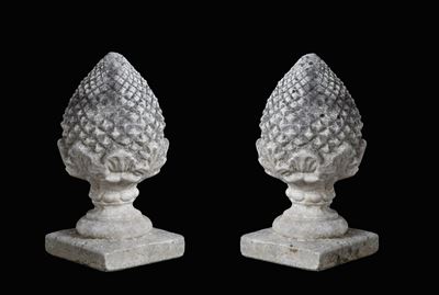 Sculture a forma di pigna, coppia, in agglomerato di pietra, XX secolo