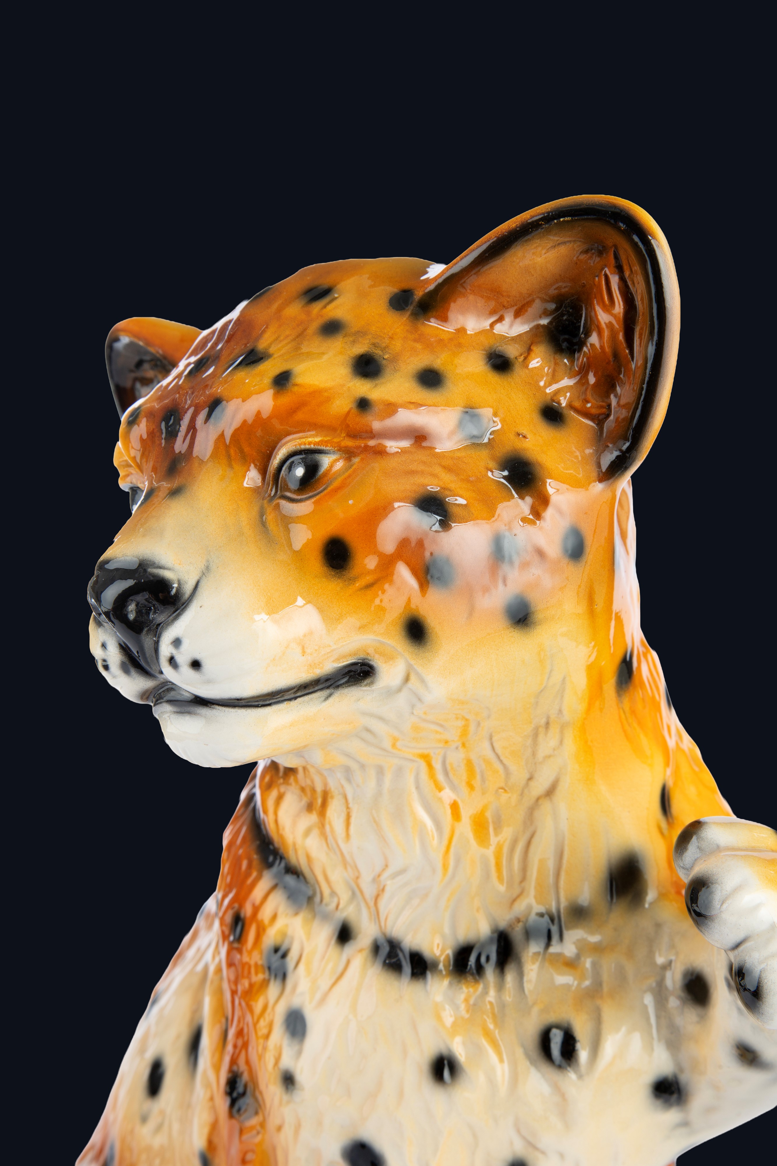 Scultura raffigurante Ghepardo, ceramica