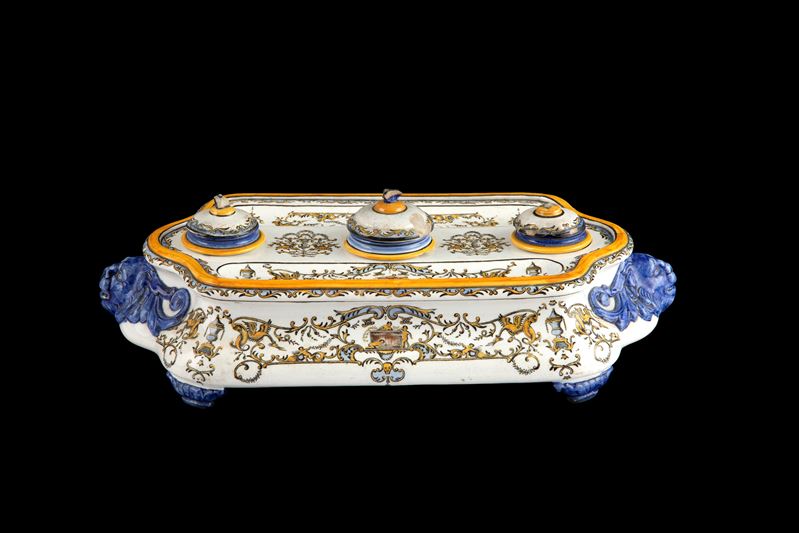 Manifattura della Faïence de Gien, Calamaio in ceramica decorato a grottesche
