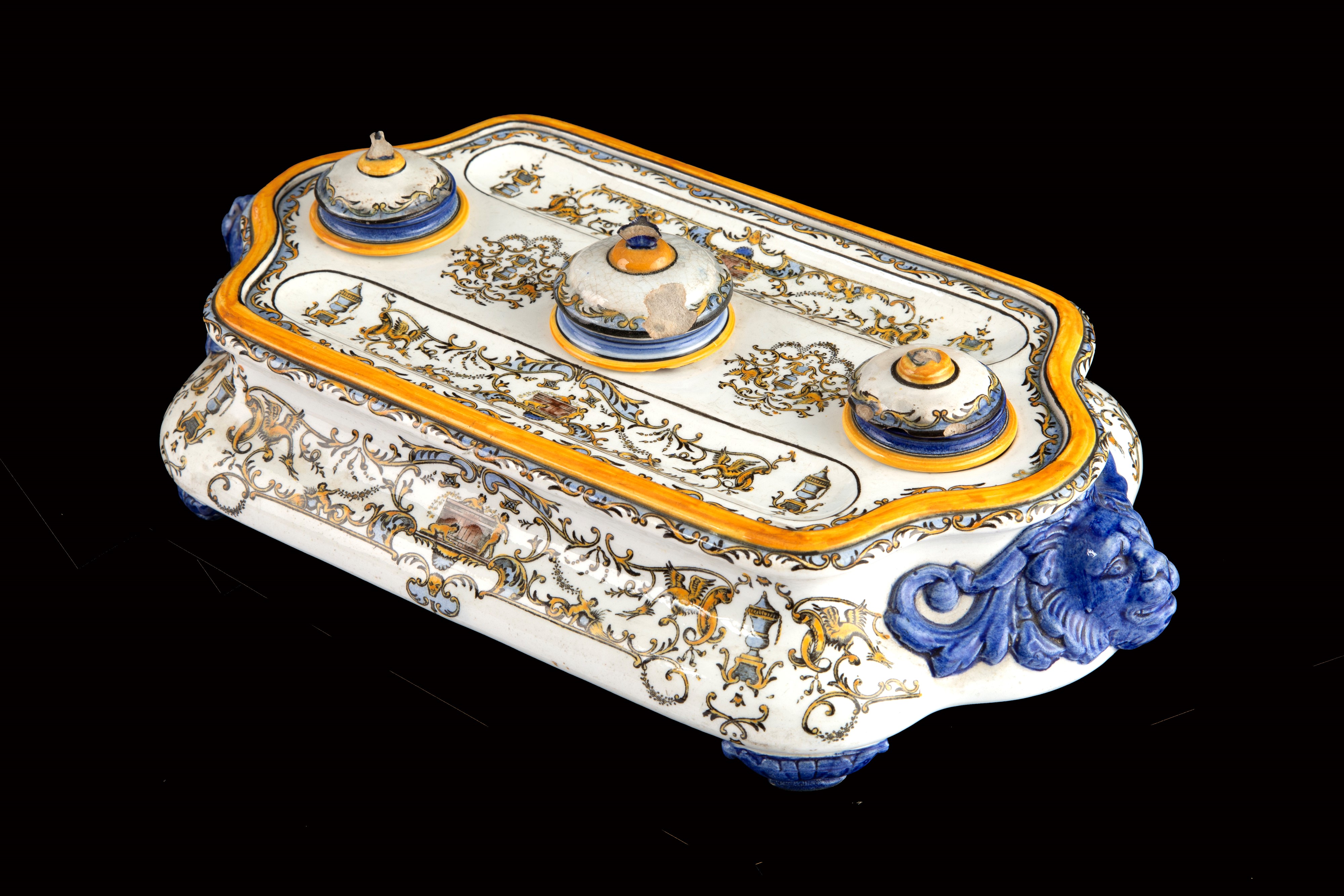 Manifattura della Faïence de Gien, Calamaio in ceramica decorato a grottesche