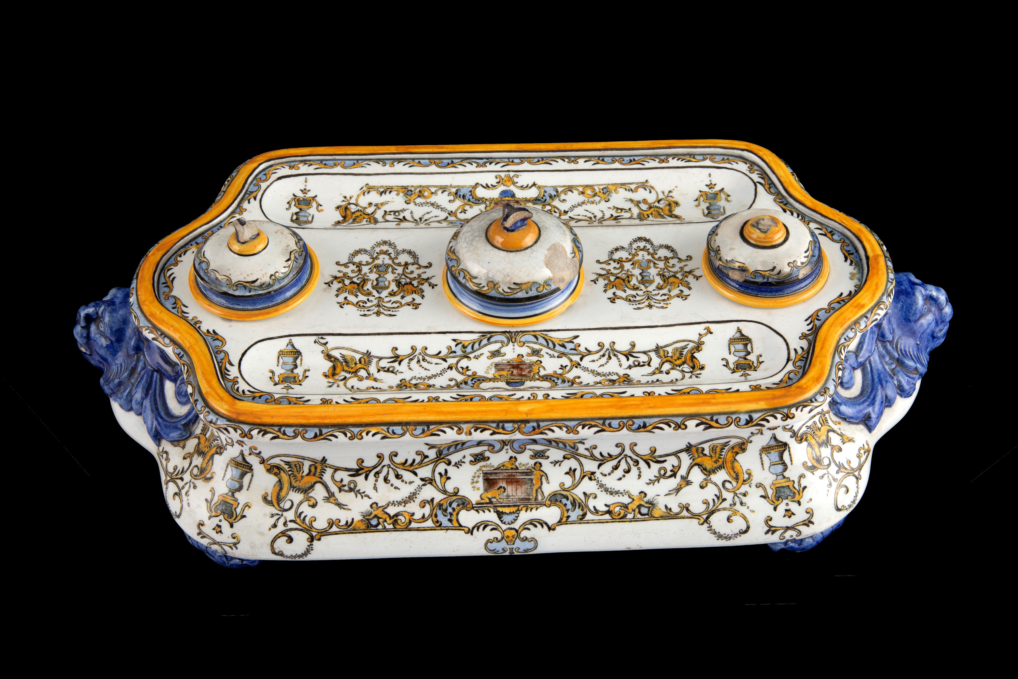 Manifattura della Faïence de Gien, Calamaio in ceramica decorato a grottesche