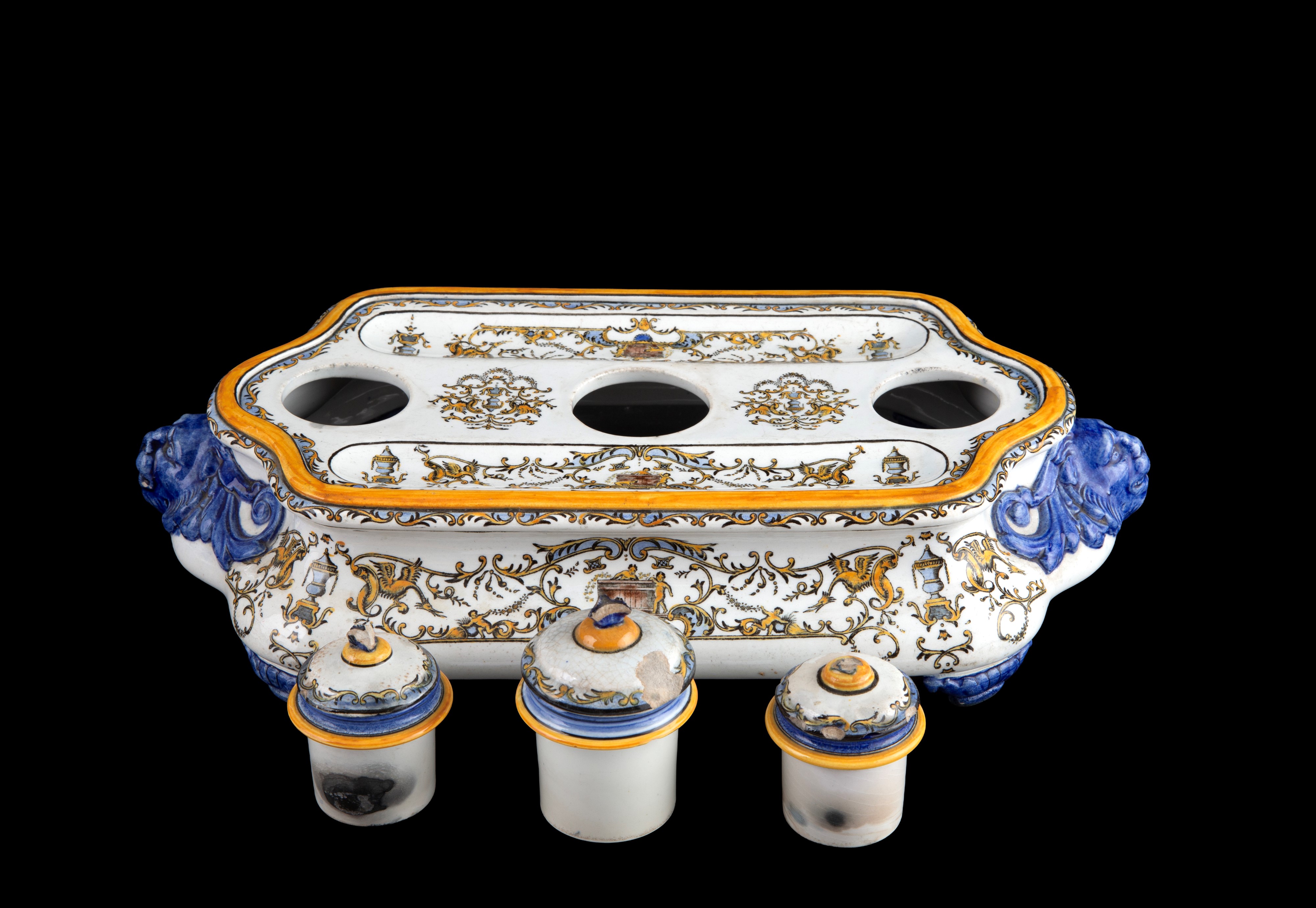 Manifattura della Faïence de Gien, Calamaio in ceramica decorato a grottesche