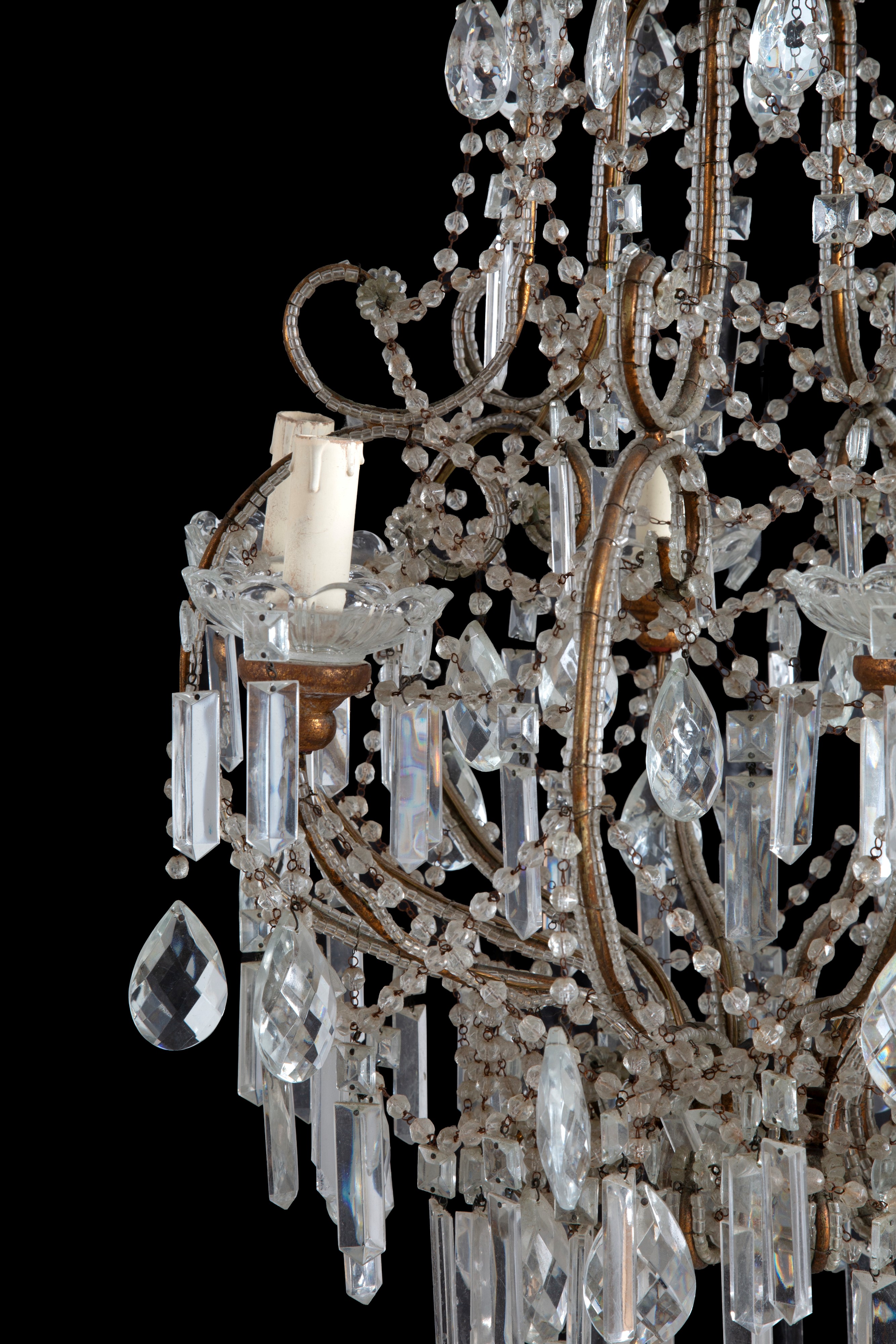 Lampadario a gabbia, sei luci, ottone e perline di vetro (XX secolo)