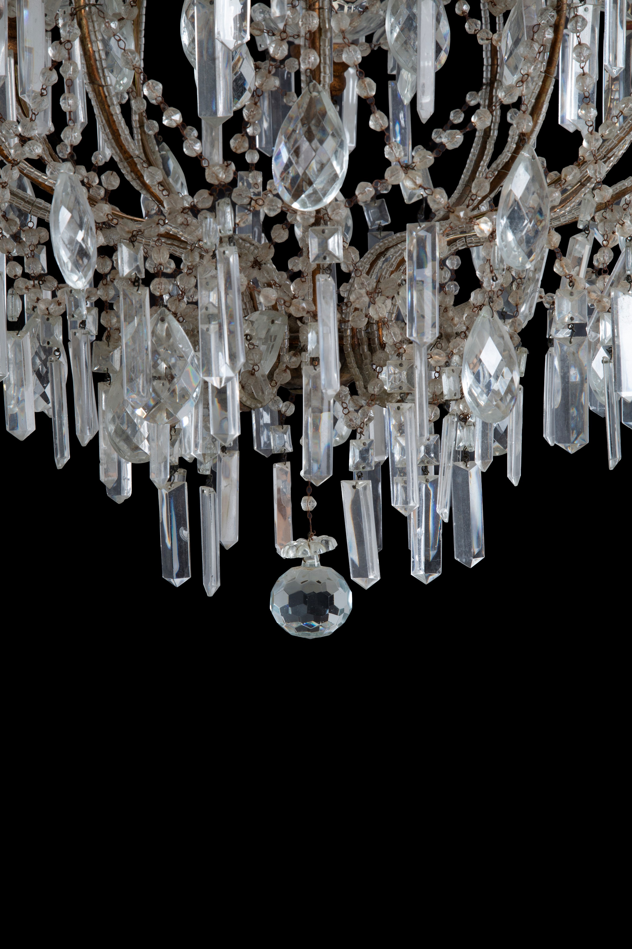Lampadario a gabbia, sei luci, ottone e perline di vetro (XX secolo)