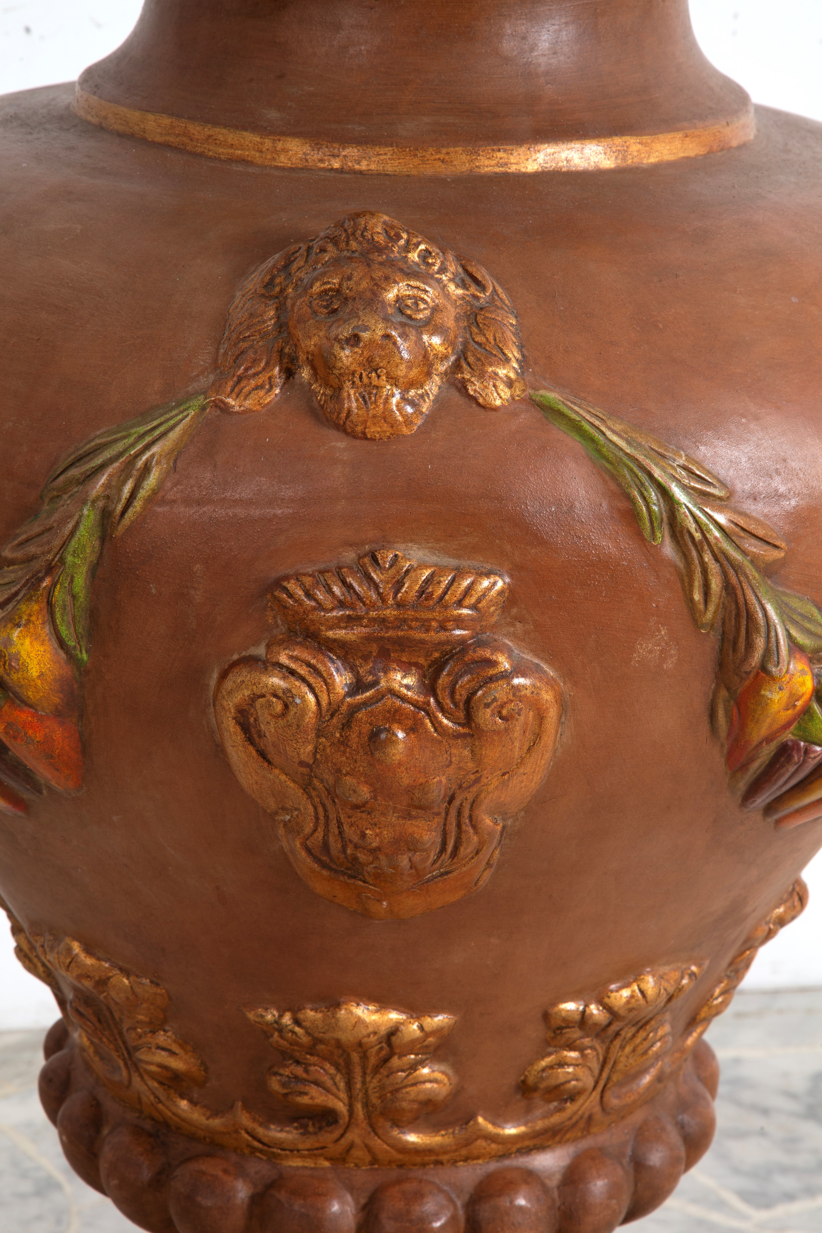Vaso in terracotta dipinta con mascheroni e ghirlande, XIX secolo
