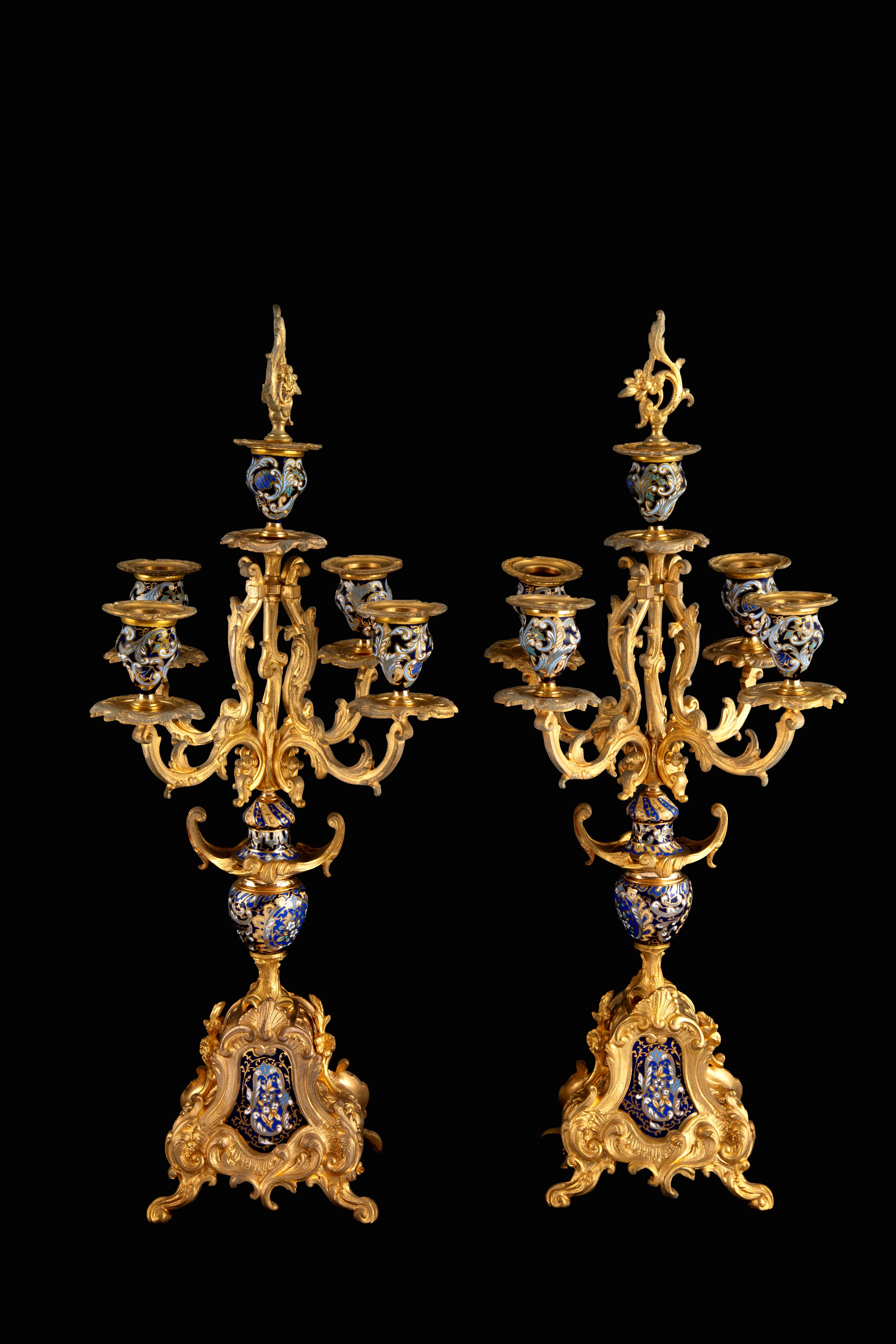 Trittico decorativo, orologio e due candelabri in bronzo dorato e smalti, seconda metà XIX secolo