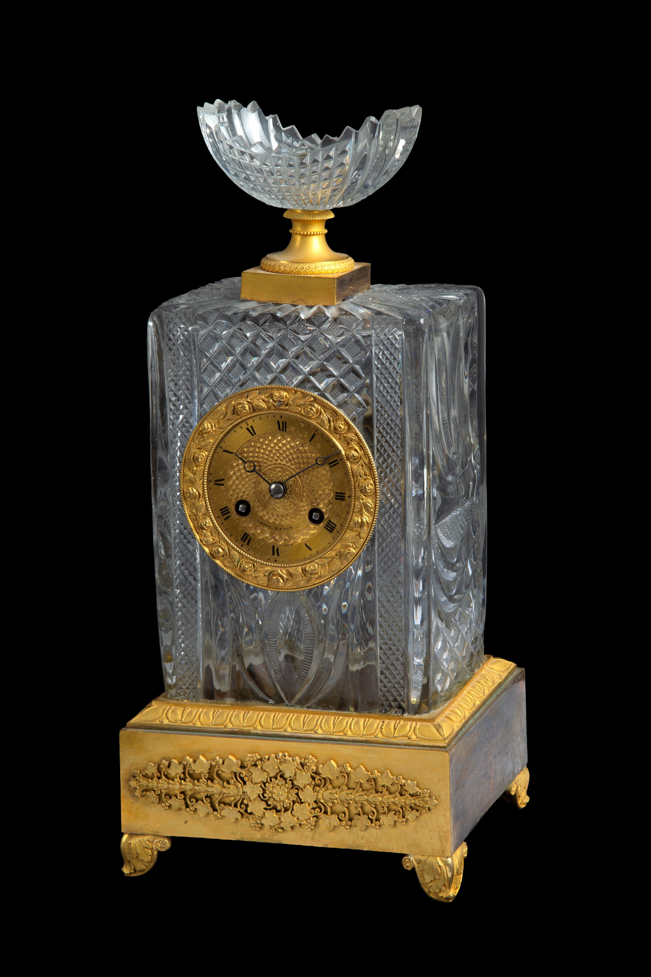 Orologio in cristallo molato e bronzo dorato, quadrante con numeri romani