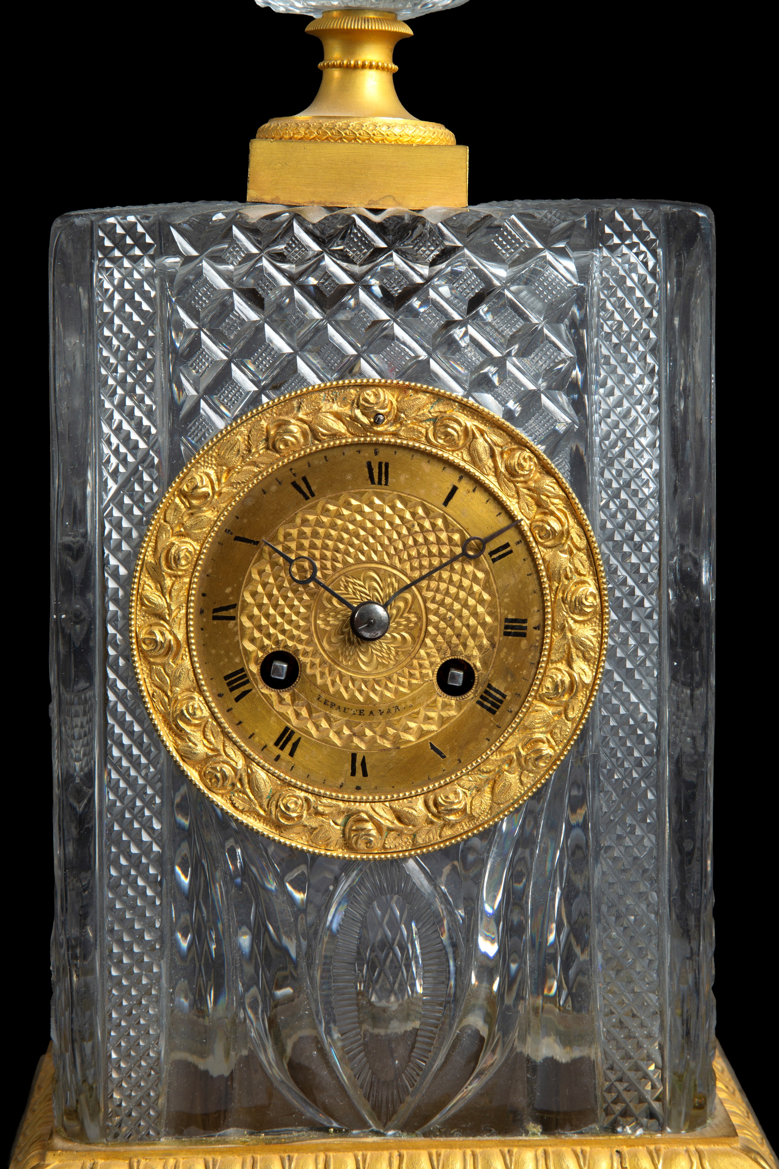 Orologio in cristallo molato e bronzo dorato, quadrante con numeri romani