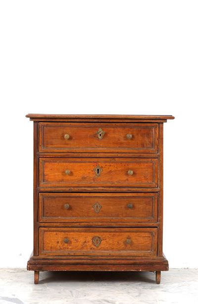Comò in legno di noce, Piccolo comò a quattro cassetti (XVII secolo)